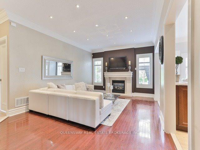Photo 3 of 19 Petermann Street, Aurora, Bayview Northeast — HOMEH