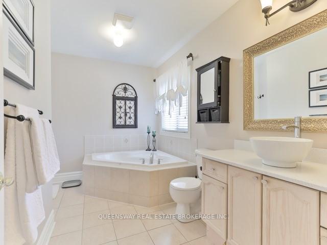 Photo 13 of 19 Petermann Street, Aurora, Bayview Northeast — HOMEH