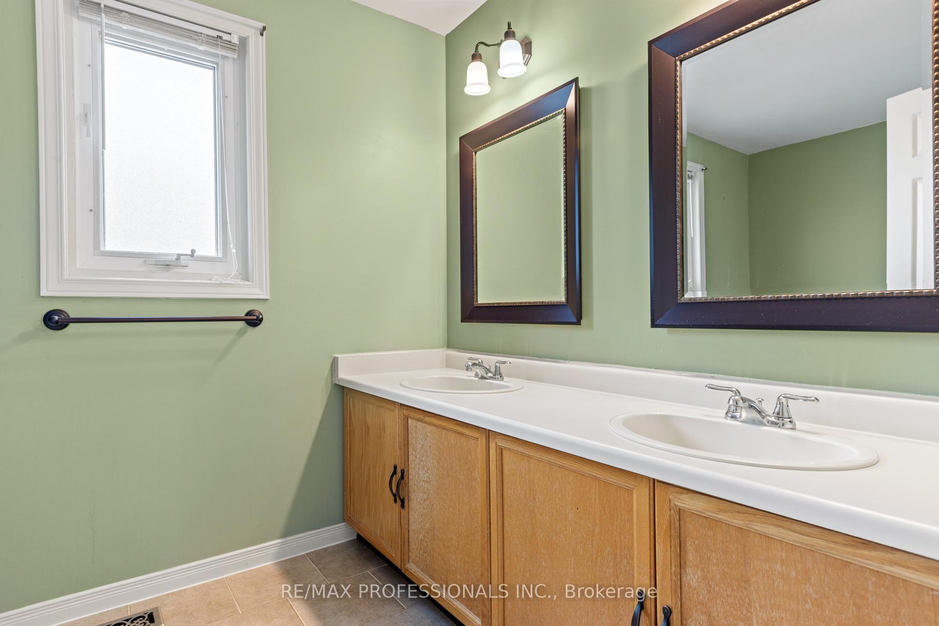 Photo 30 of 676 Merkley Drive, Ottawa, Fallingbrook/Pineridge — HOMEH