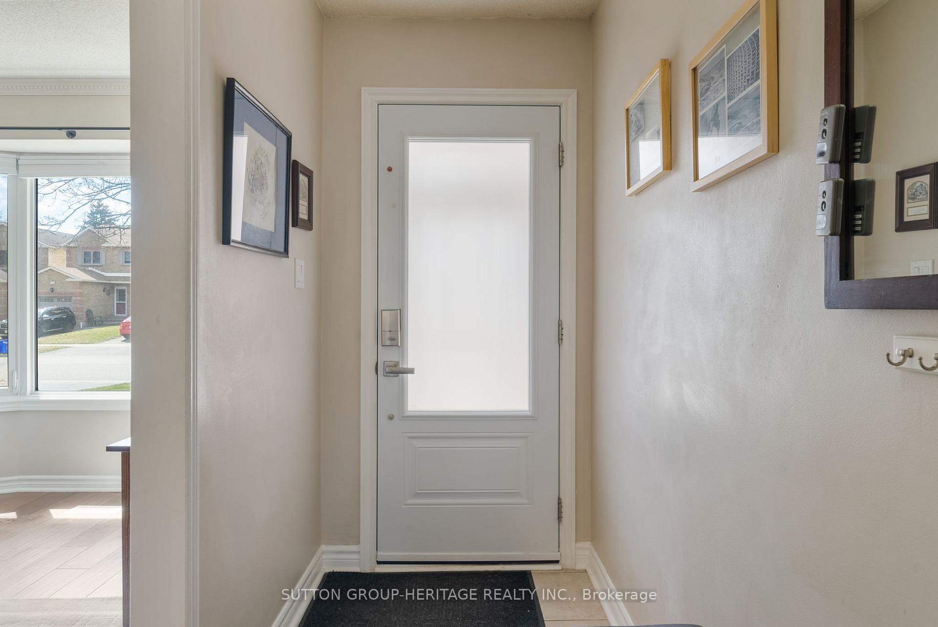 Photo 3 of 618 Sugar Maple Crescent, Whitby, Williamsburg — HOMEH