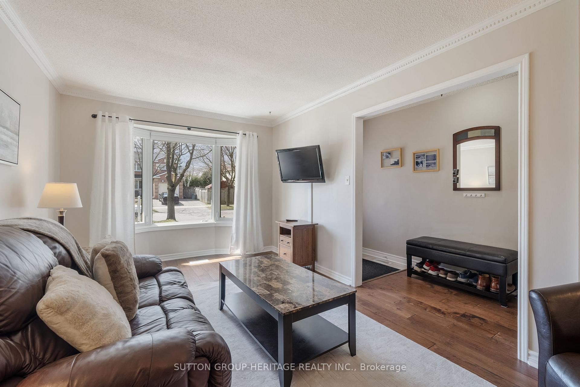 Photo 5 of 618 Sugar Maple Crescent, Whitby, Williamsburg — HOMEH