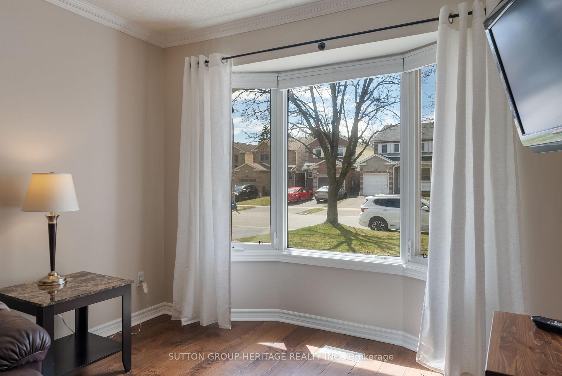Photo 6 of 618 Sugar Maple Crescent, Whitby, Williamsburg — HOMEH