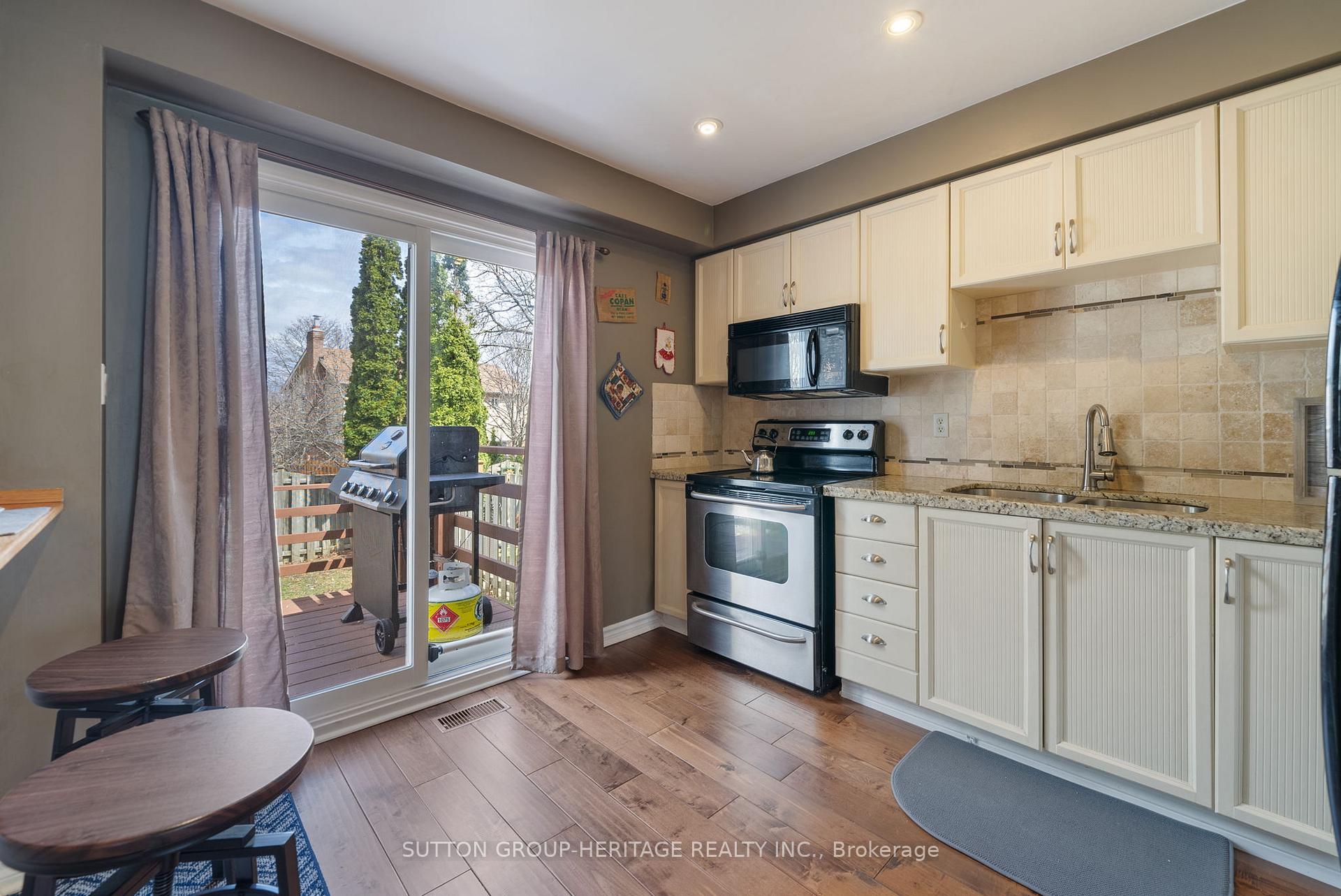 Photo 10 of 618 Sugar Maple Crescent, Whitby, Williamsburg — HOMEH
