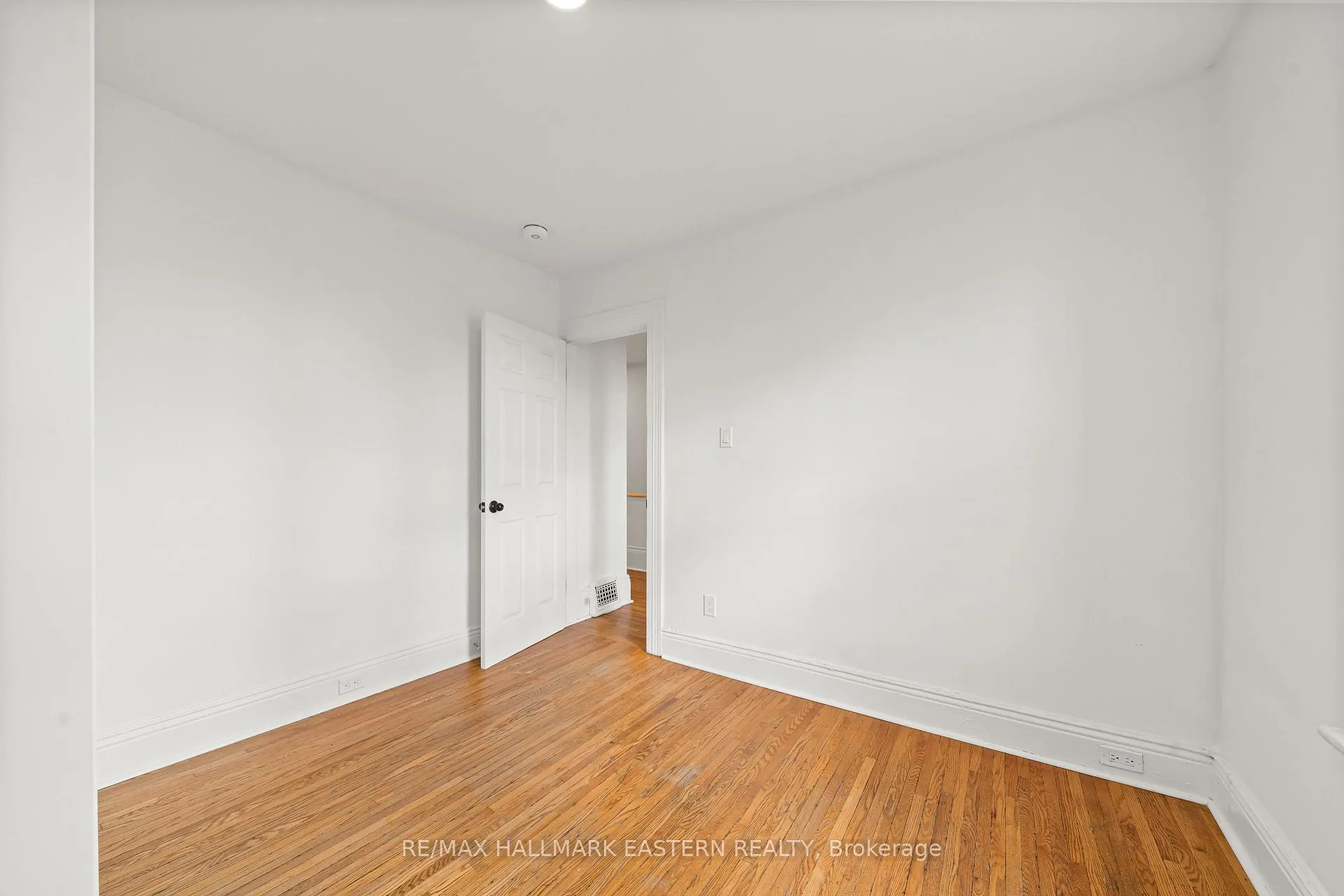 Photo 10 of 300 Wolfe Street, Peterborough, Town Ward 3 — HOMEH