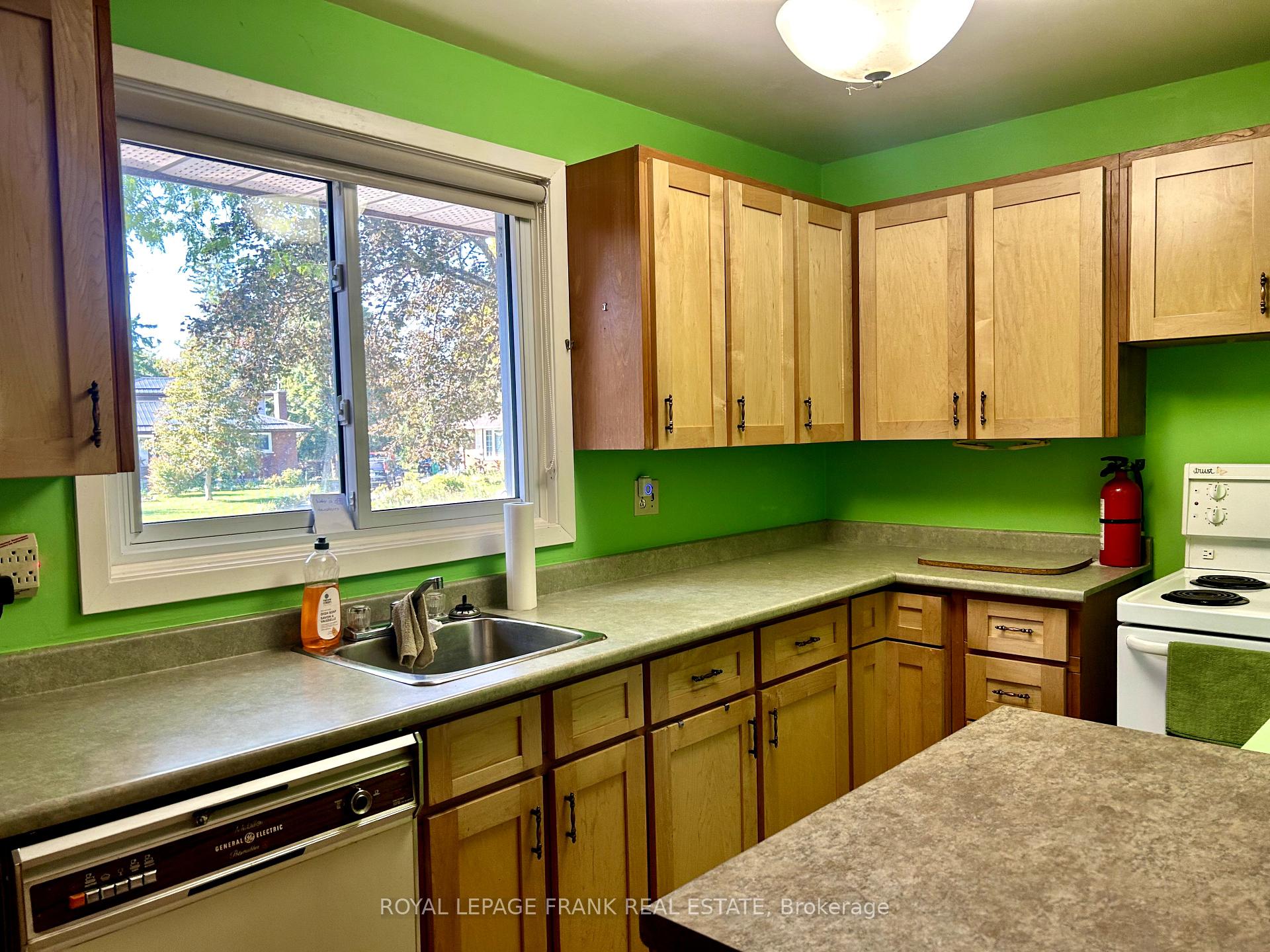 Photo 3 of 4 Peary Place, Peterborough, Northcrest Ward 5 — HOMEH