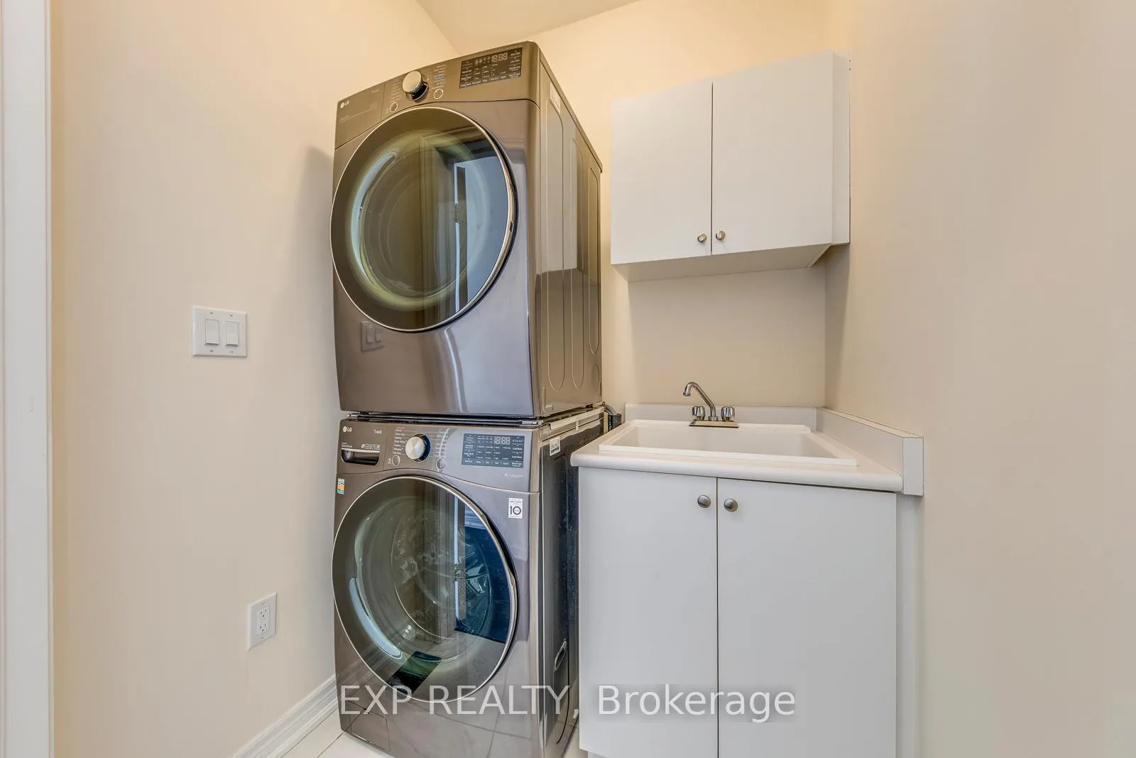 Photo 17 of 186 Agro Street, Hamilton, Waterdown — HOMEH