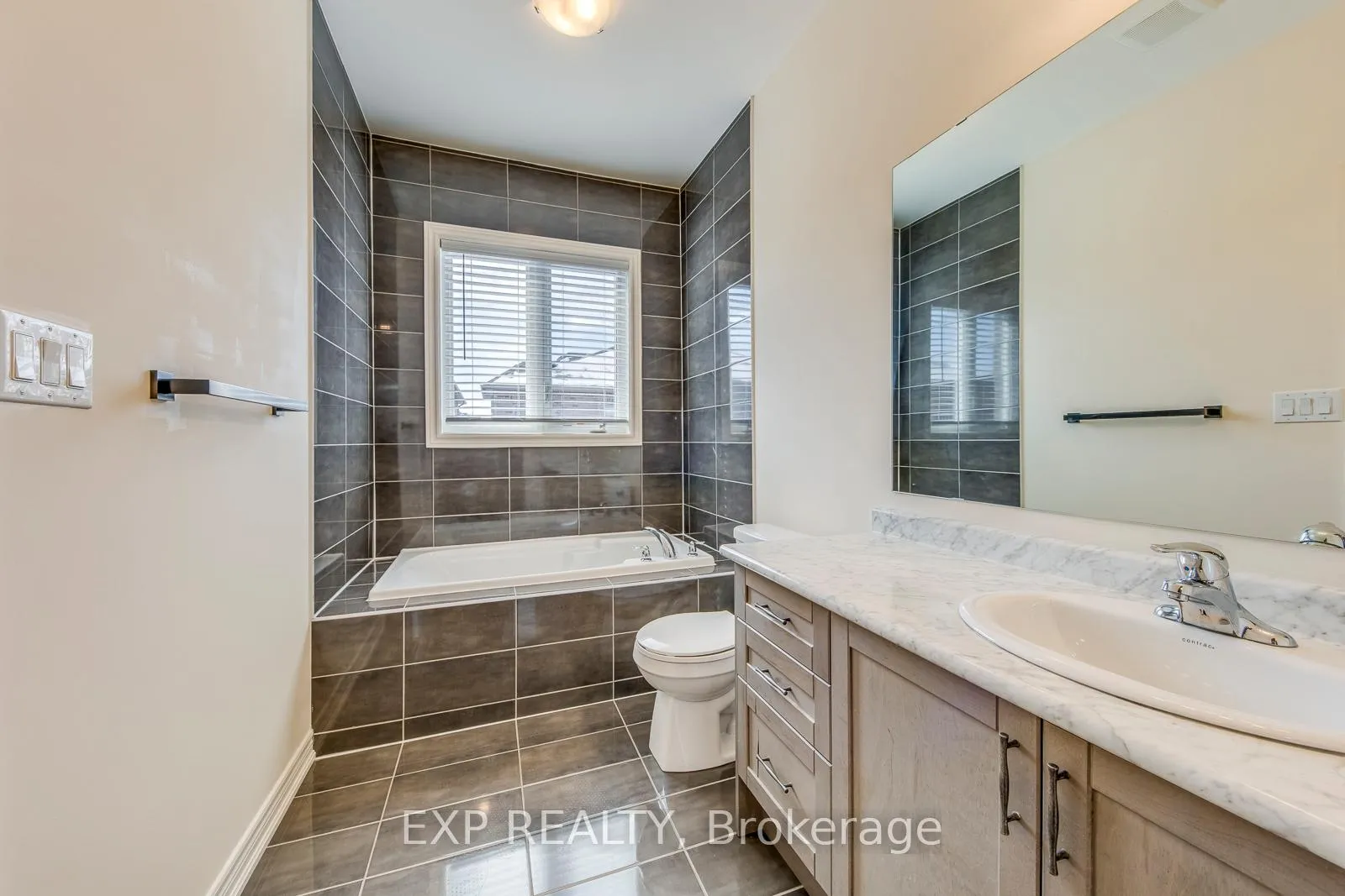 Photo 27 of 186 Agro Street, Hamilton, Waterdown — HOMEH