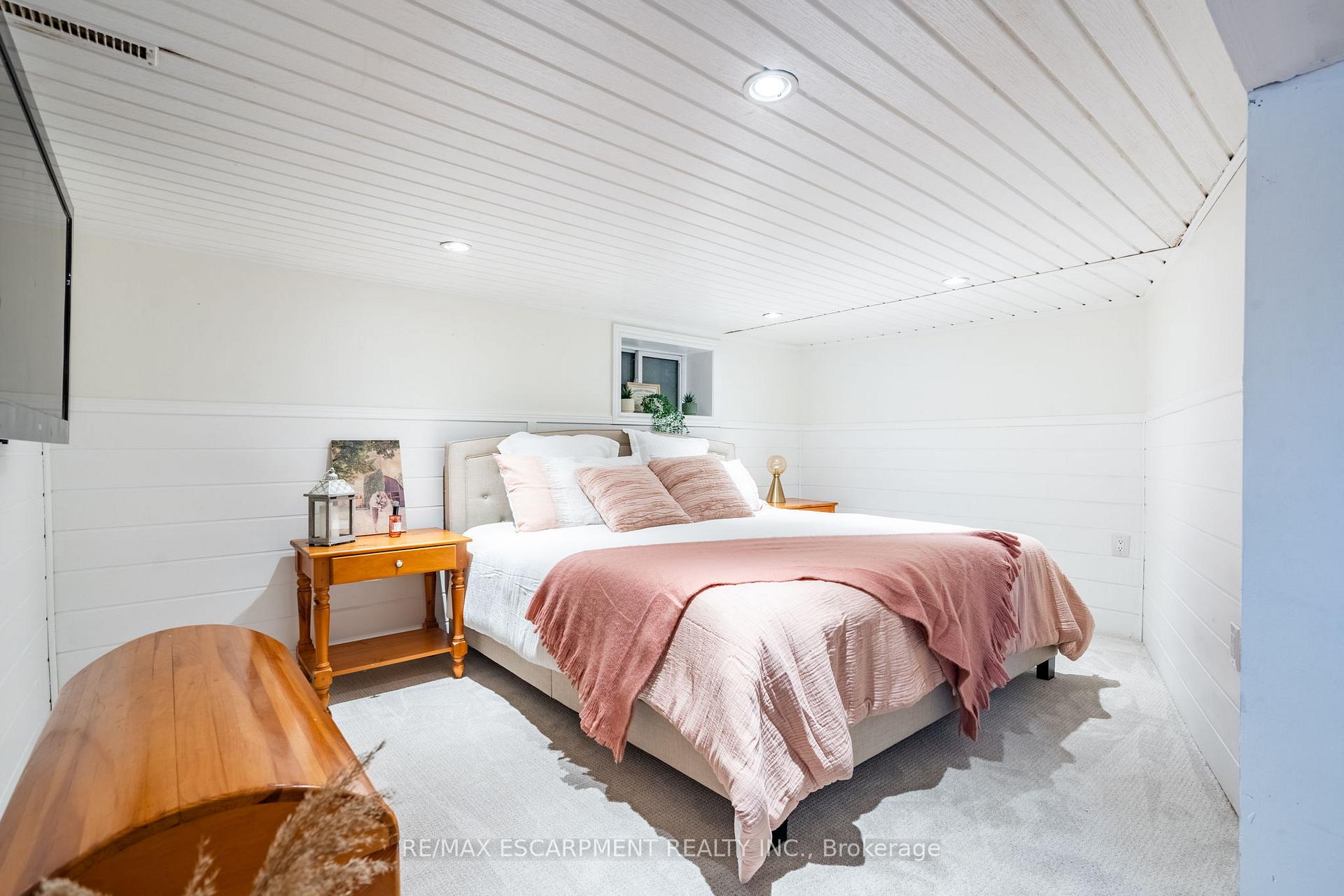 Photo 23 of 529 Forks Road, Welland, Broadway — HOMEH