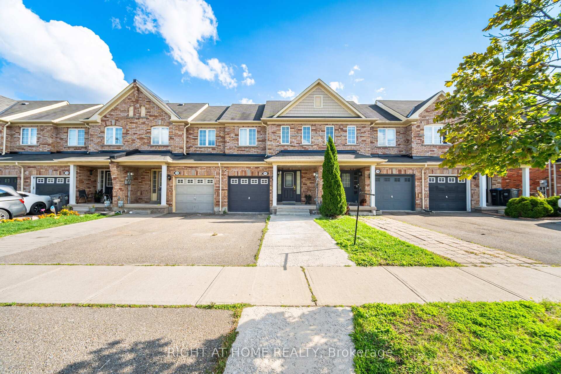 Photo 5 of 131 Crystal Glen Crescent, Brampton, Credit Valley — HOMEH