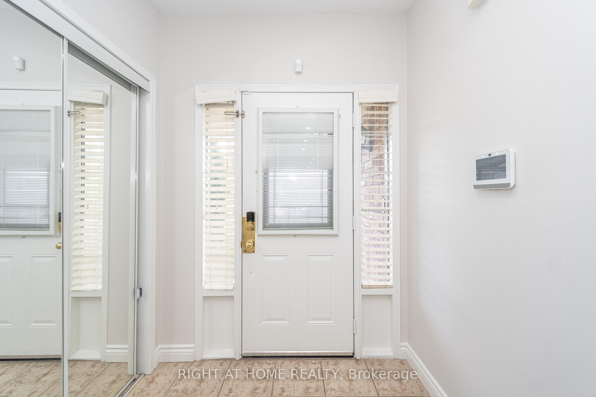 Photo 6 of 131 Crystal Glen Crescent, Brampton, Credit Valley — HOMEH