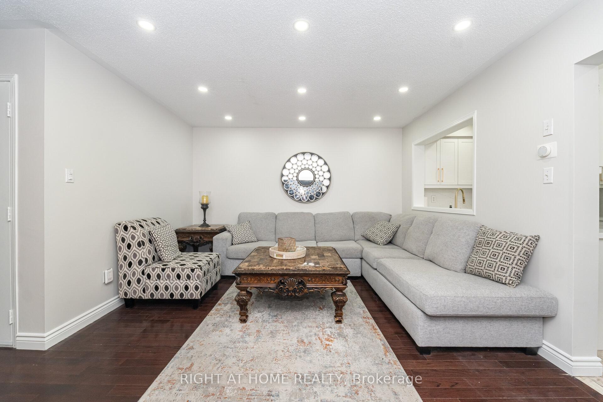 Photo 11 of 131 Crystal Glen Crescent, Brampton, Credit Valley — HOMEH