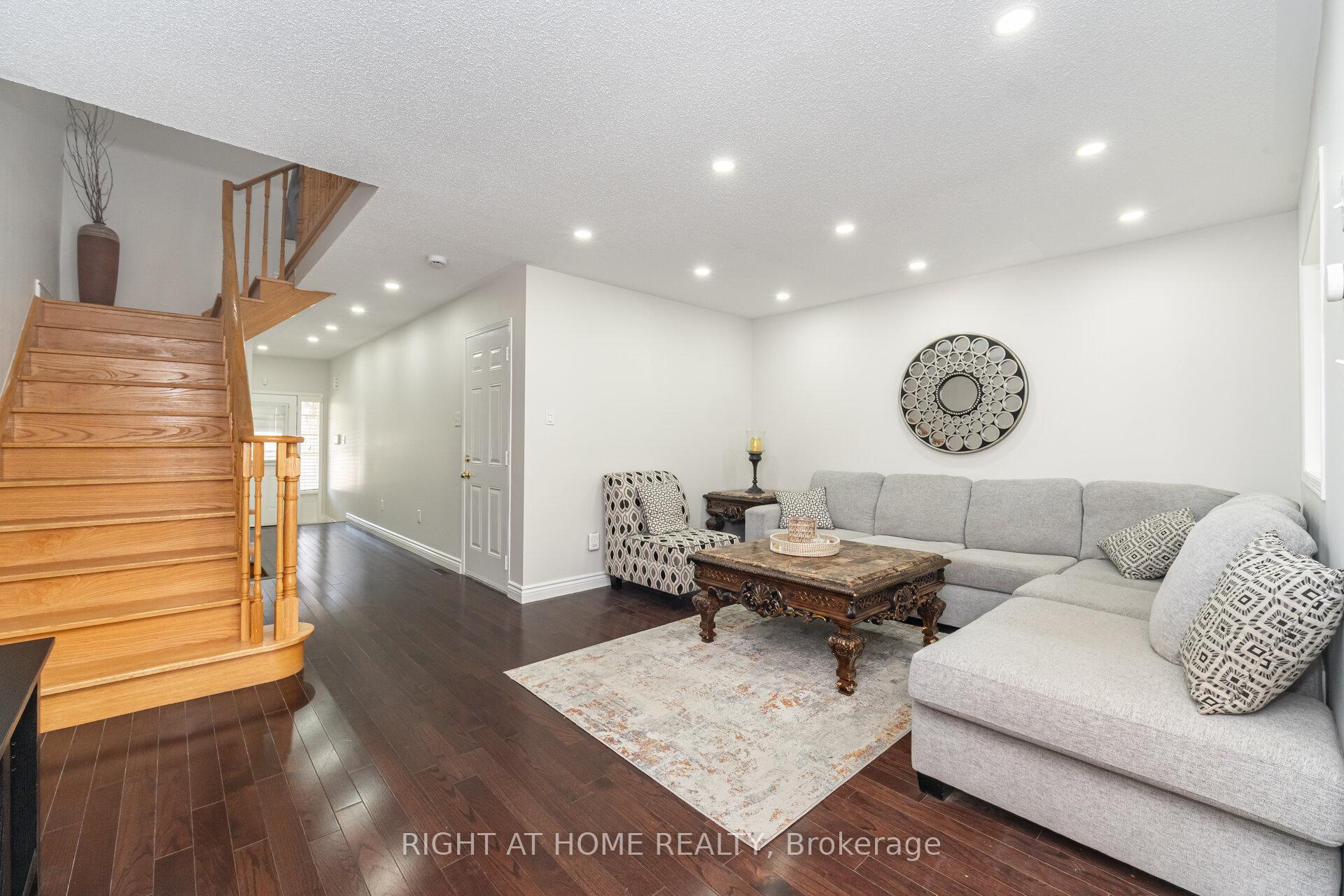 Photo 10 of 131 Crystal Glen Crescent, Brampton, Credit Valley — HOMEH