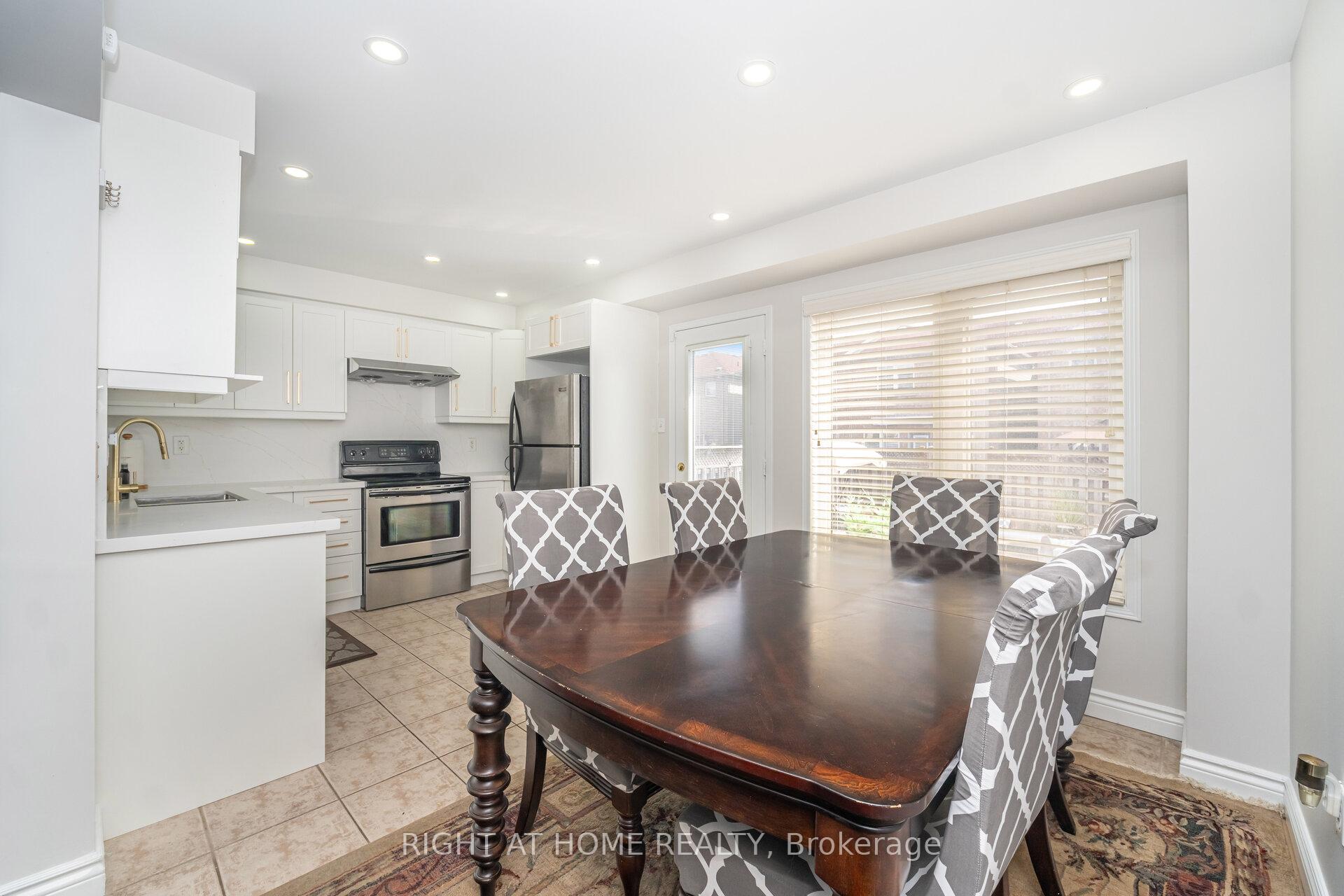 Photo 12 of 131 Crystal Glen Crescent, Brampton, Credit Valley — HOMEH