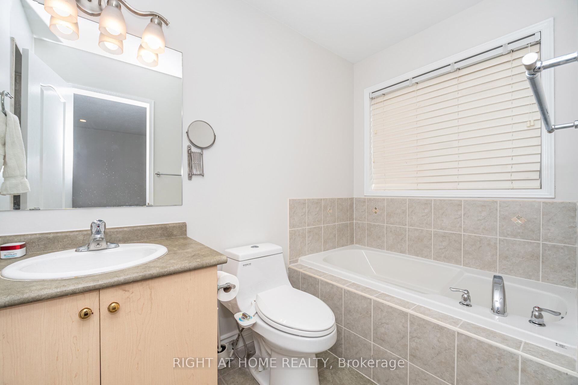 Photo 24 of 131 Crystal Glen Crescent, Brampton, Credit Valley — HOMEH