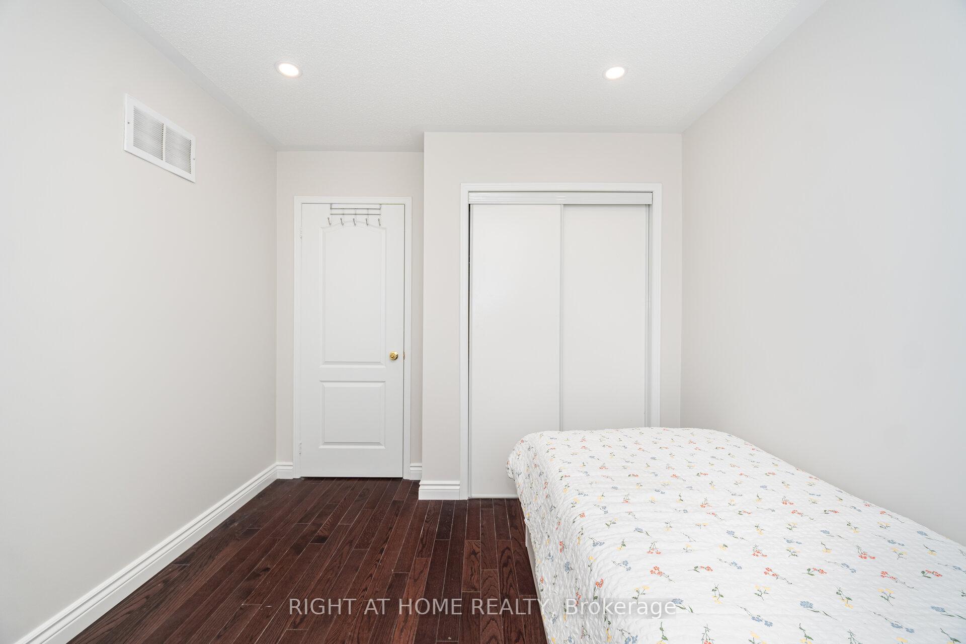 Photo 32 of 131 Crystal Glen Crescent, Brampton, Credit Valley — HOMEH
