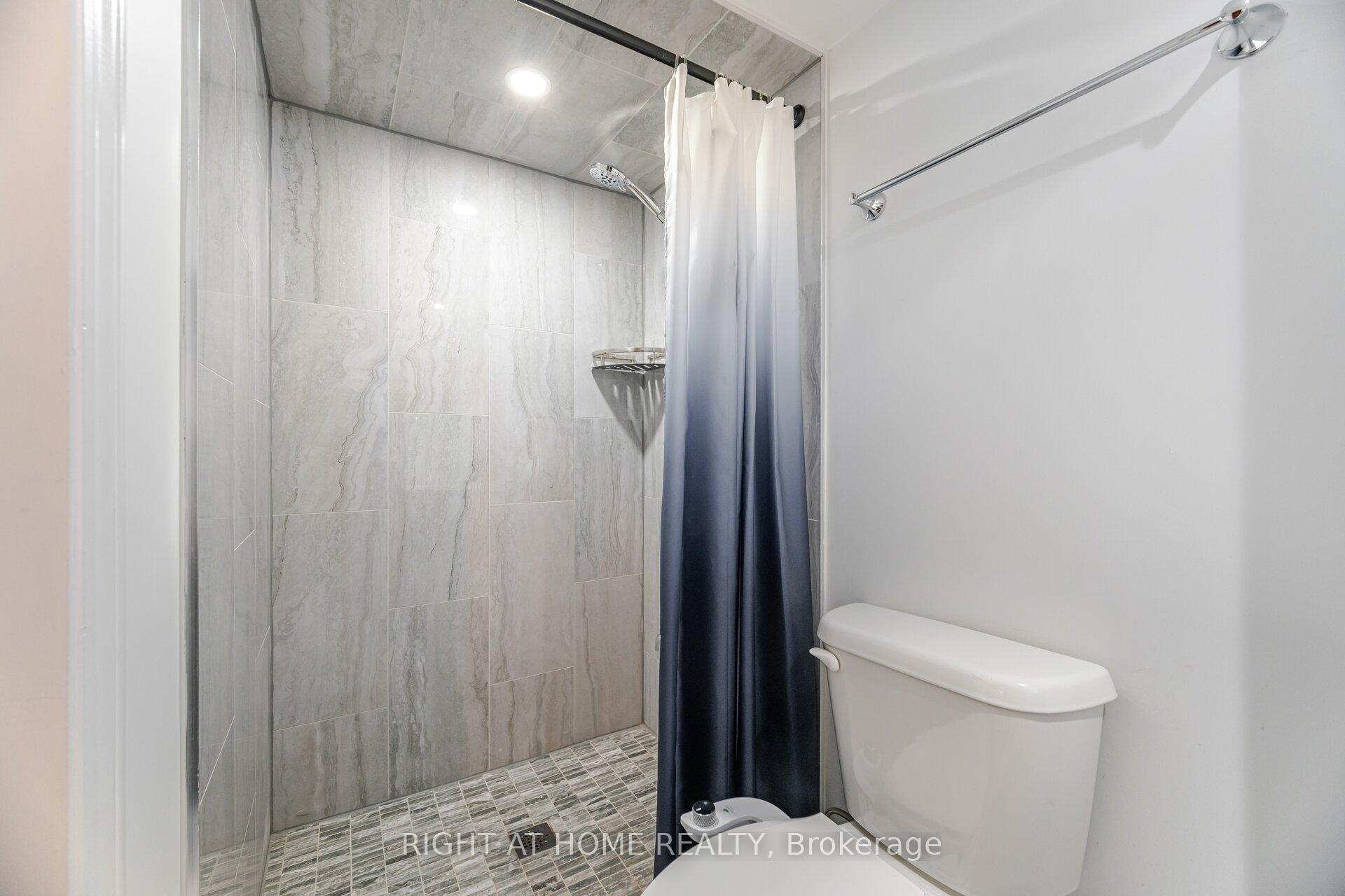 Photo 39 of 131 Crystal Glen Crescent, Brampton, Credit Valley — HOMEH