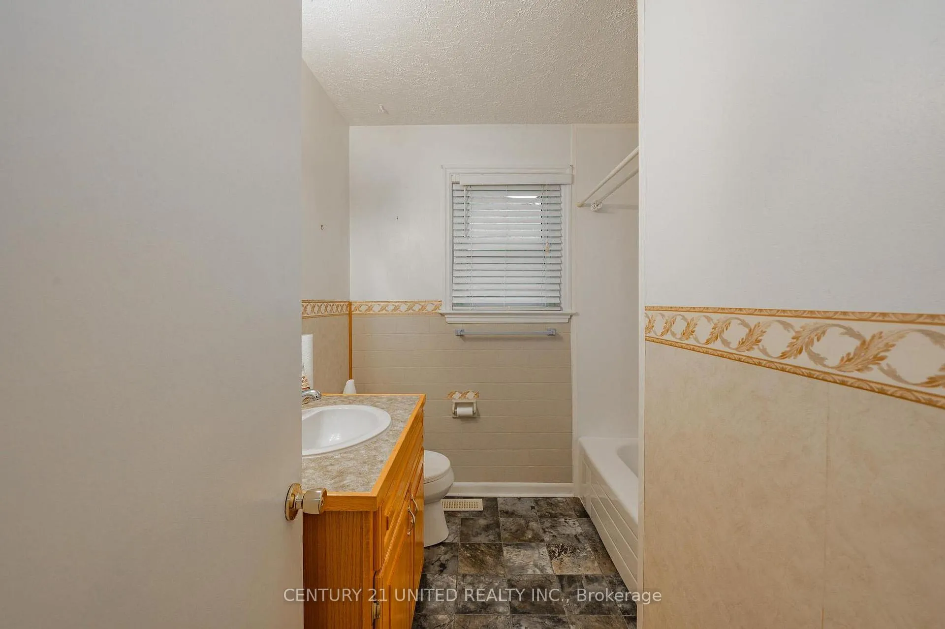 Photo 17 of 835 Barnardo Avenue, Peterborough, Northcrest Ward 5 — HOMEH
