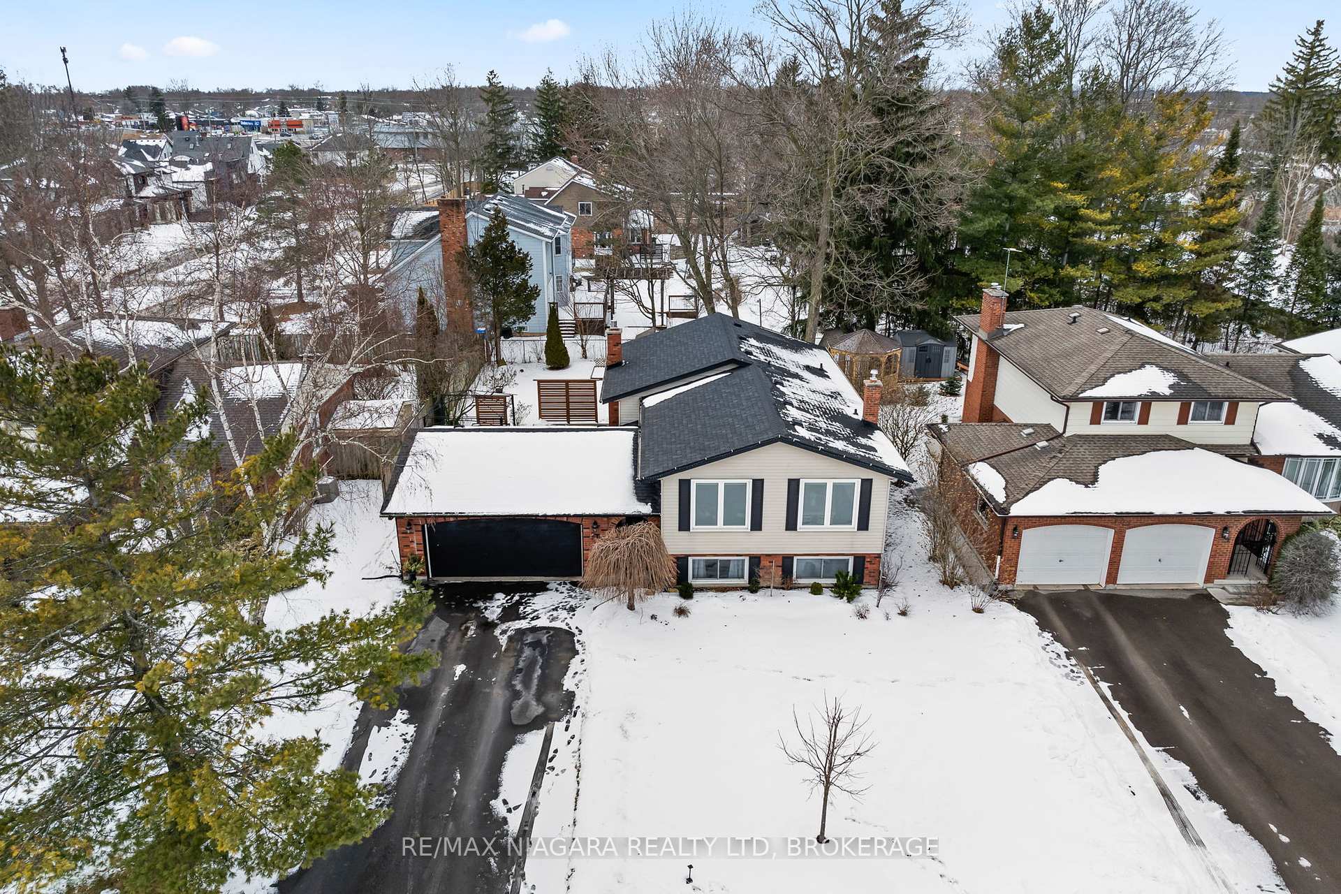 Photo 2 of 203 Gadsby Avenue, Welland, N. Welland — HOMEH