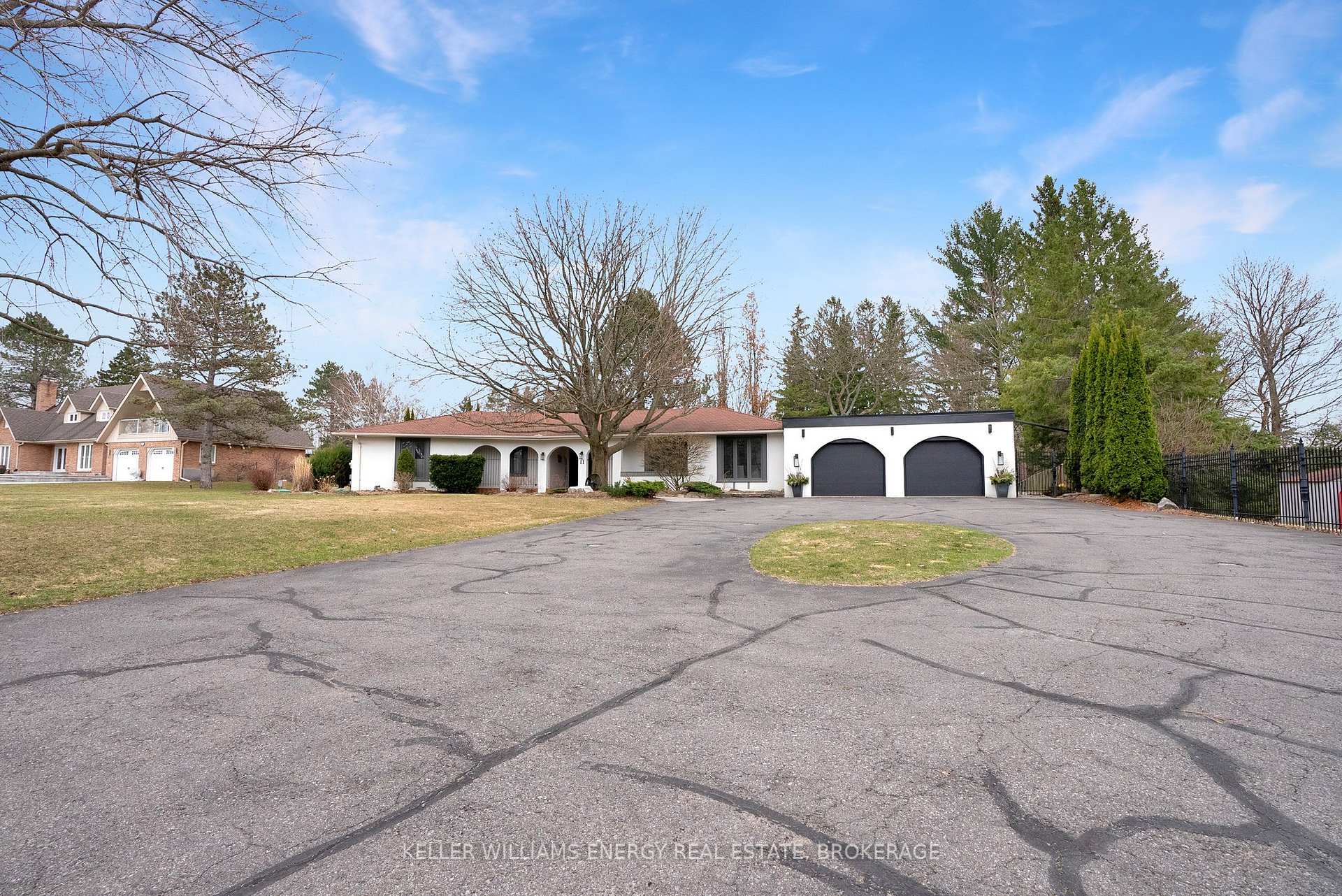 Photo 2 of 11 Glenlaura Crescent, Whitby, Rural Whitby — HOMEH