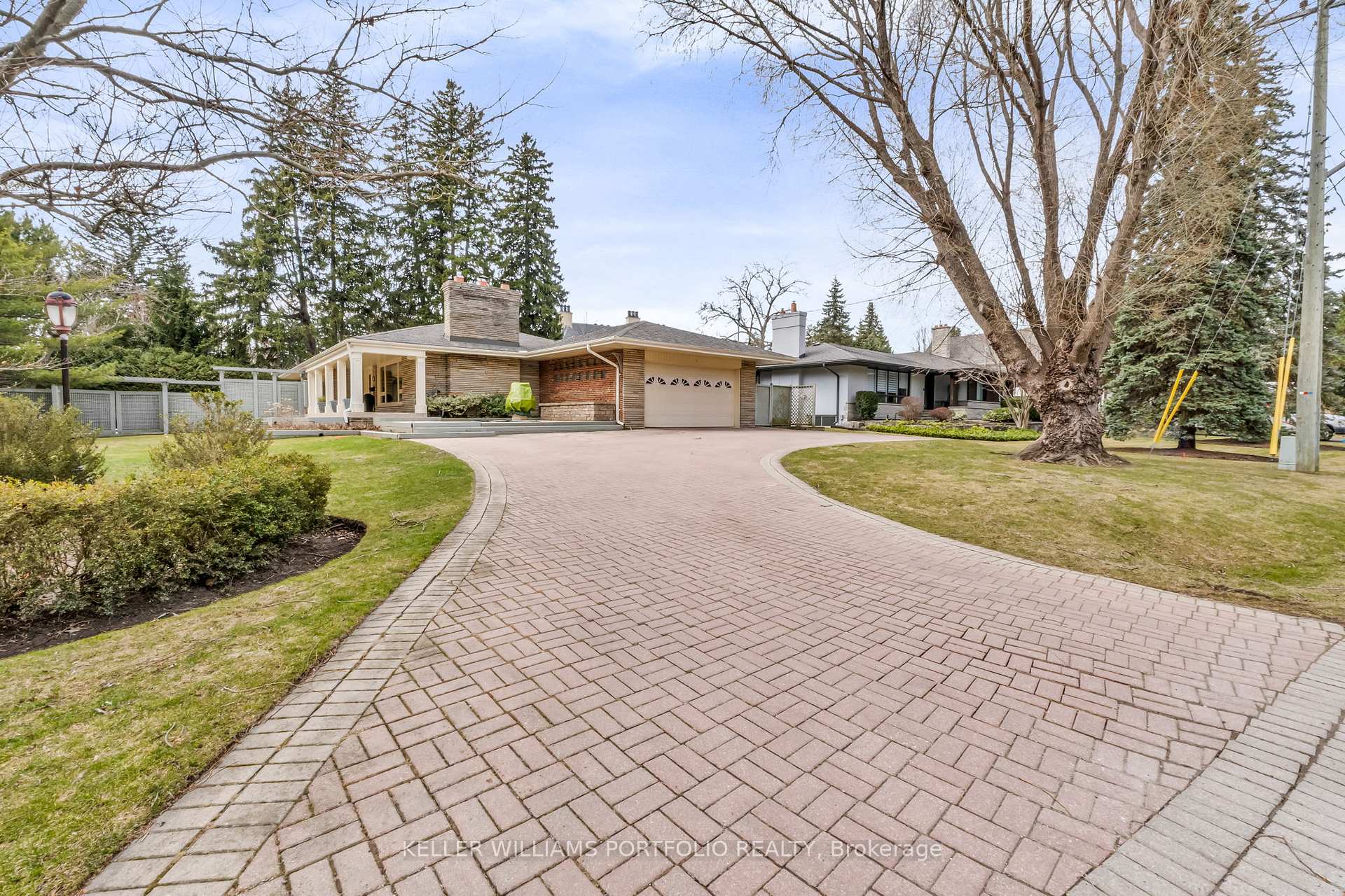 Front of 1123 Lakeshore Road E