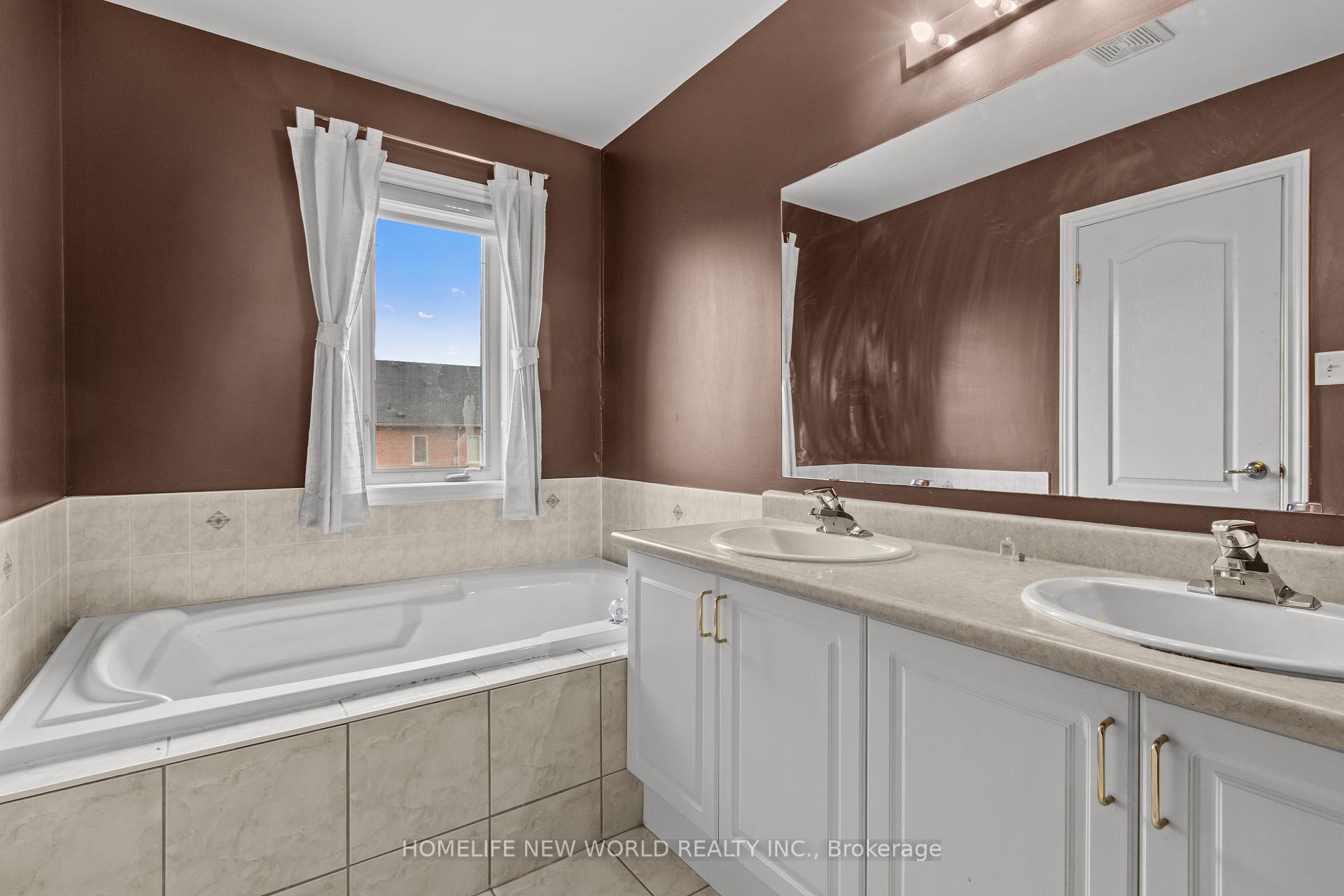 Photo 19 of 27 Holly Drive, Richmond Hill, Rouge Woods — HOMEH