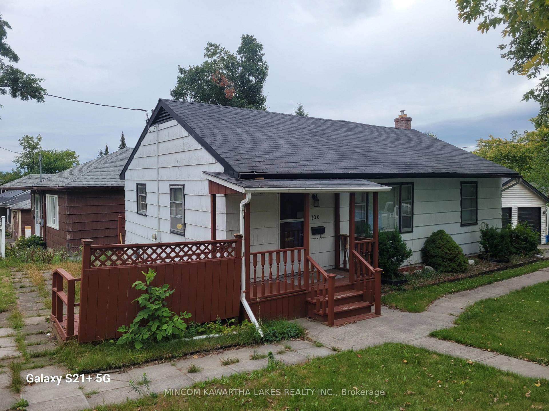 Front of 706 Fairbairn Street