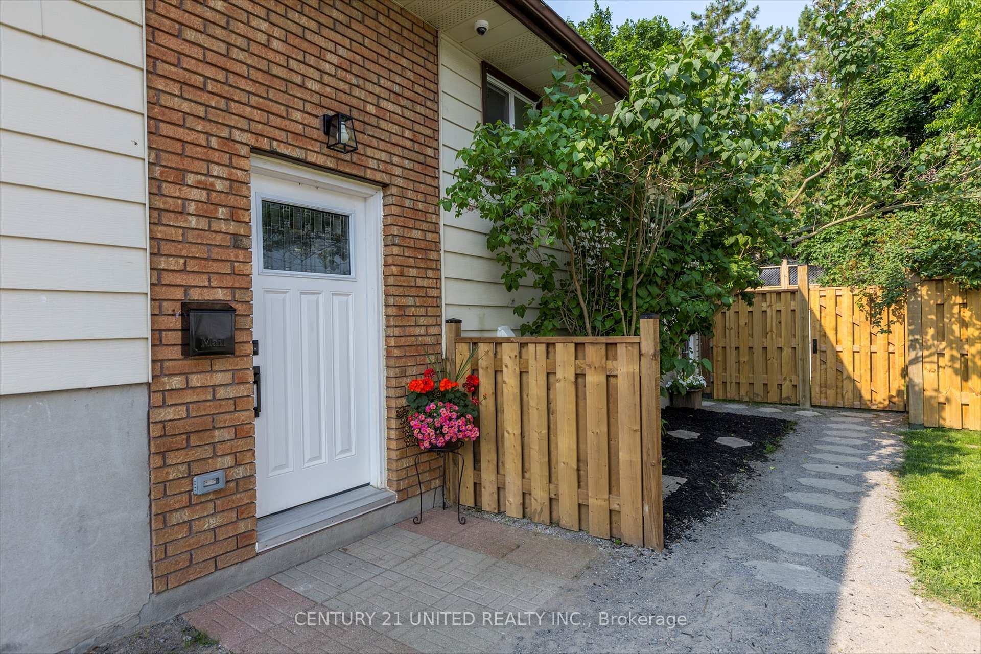 Photo 4 of 561 Barnes Crescent, Peterborough, Otonabee Ward 1 — HOMEH