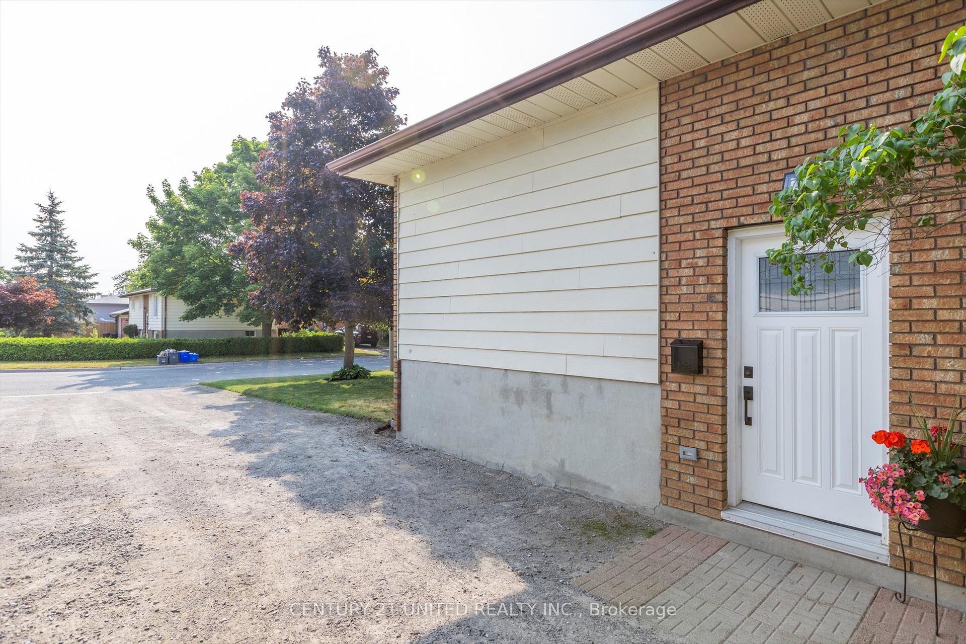 Photo 5 of 561 Barnes Crescent, Peterborough, Otonabee Ward 1 — HOMEH