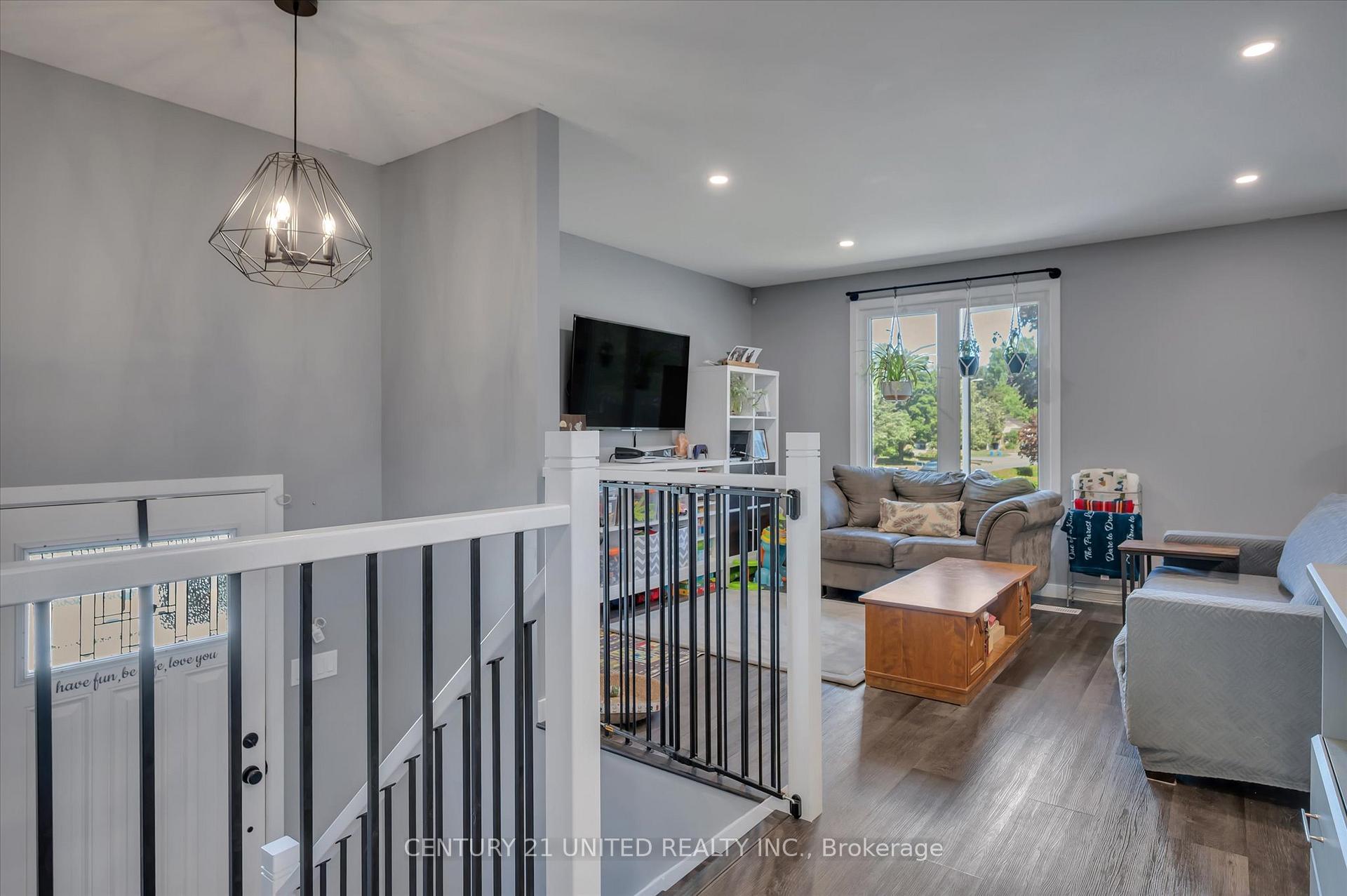 Photo 6 of 561 Barnes Crescent, Peterborough, Otonabee Ward 1 — HOMEH