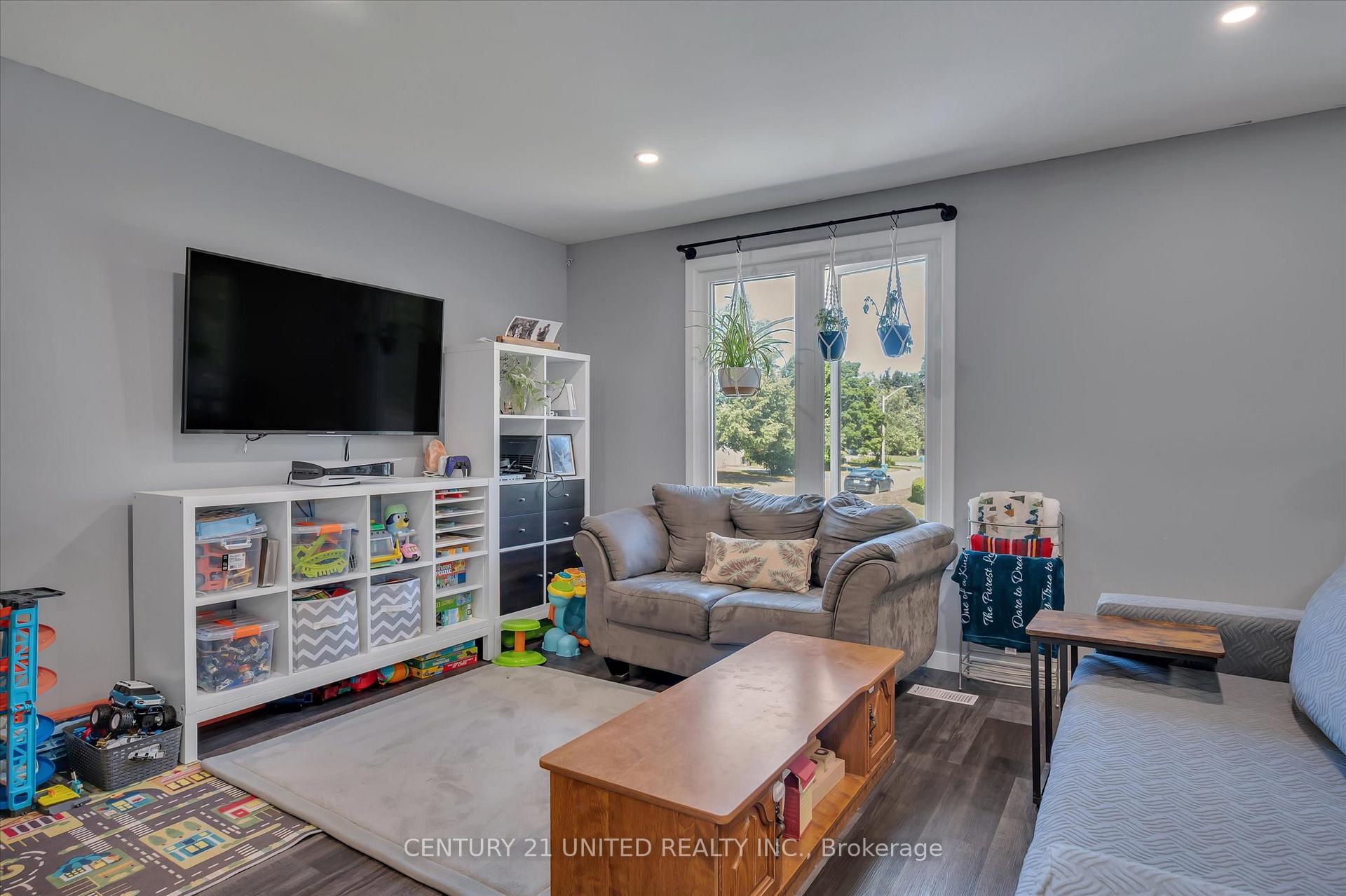 Photo 7 of 561 Barnes Crescent, Peterborough, Otonabee Ward 1 — HOMEH