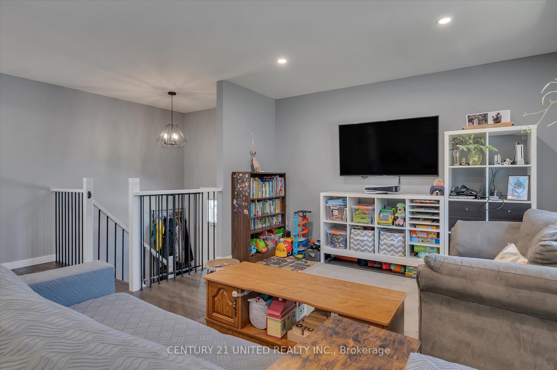 Photo 8 of 561 Barnes Crescent, Peterborough, Otonabee Ward 1 — HOMEH