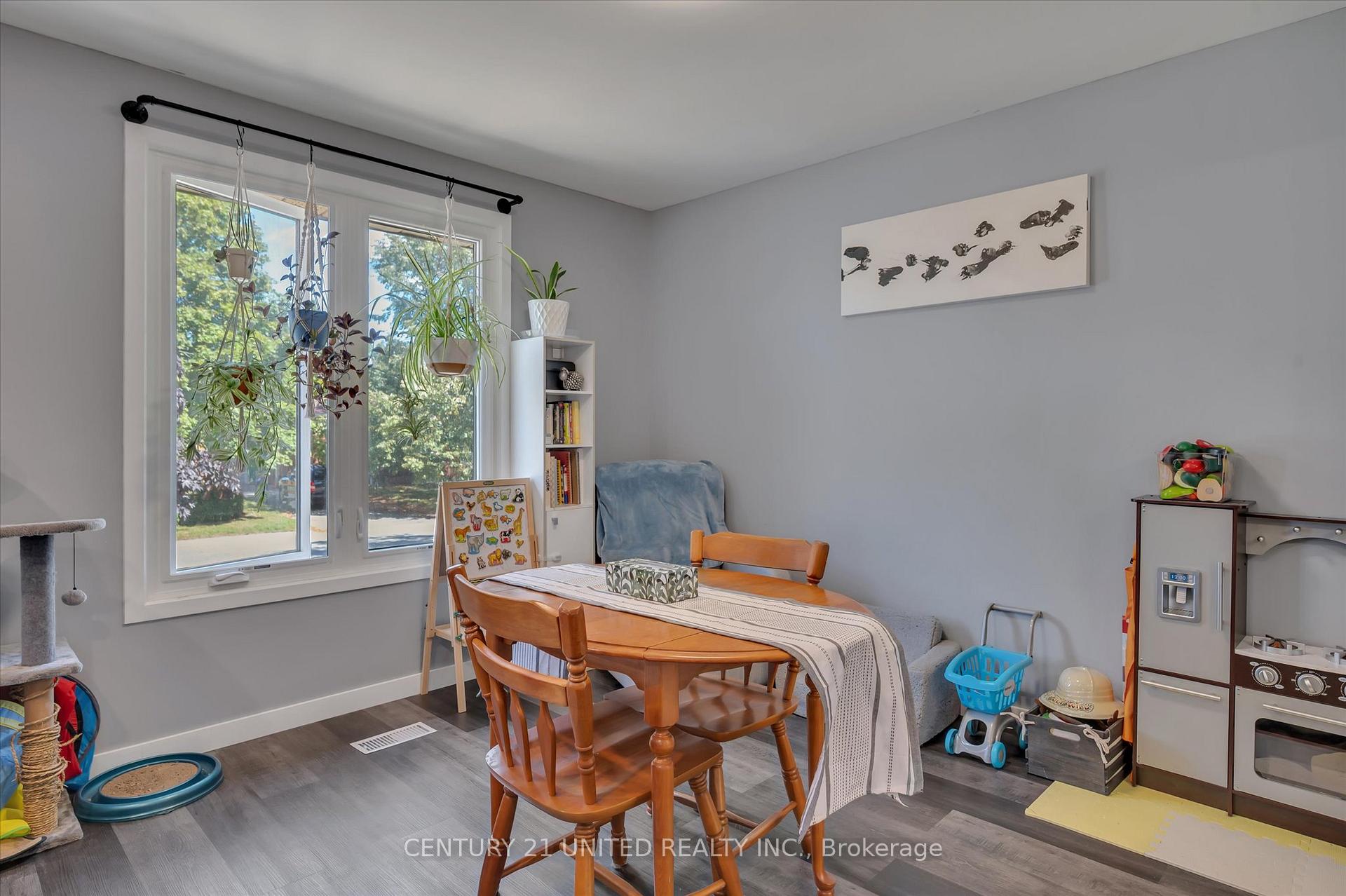 Photo 10 of 561 Barnes Crescent, Peterborough, Otonabee Ward 1 — HOMEH