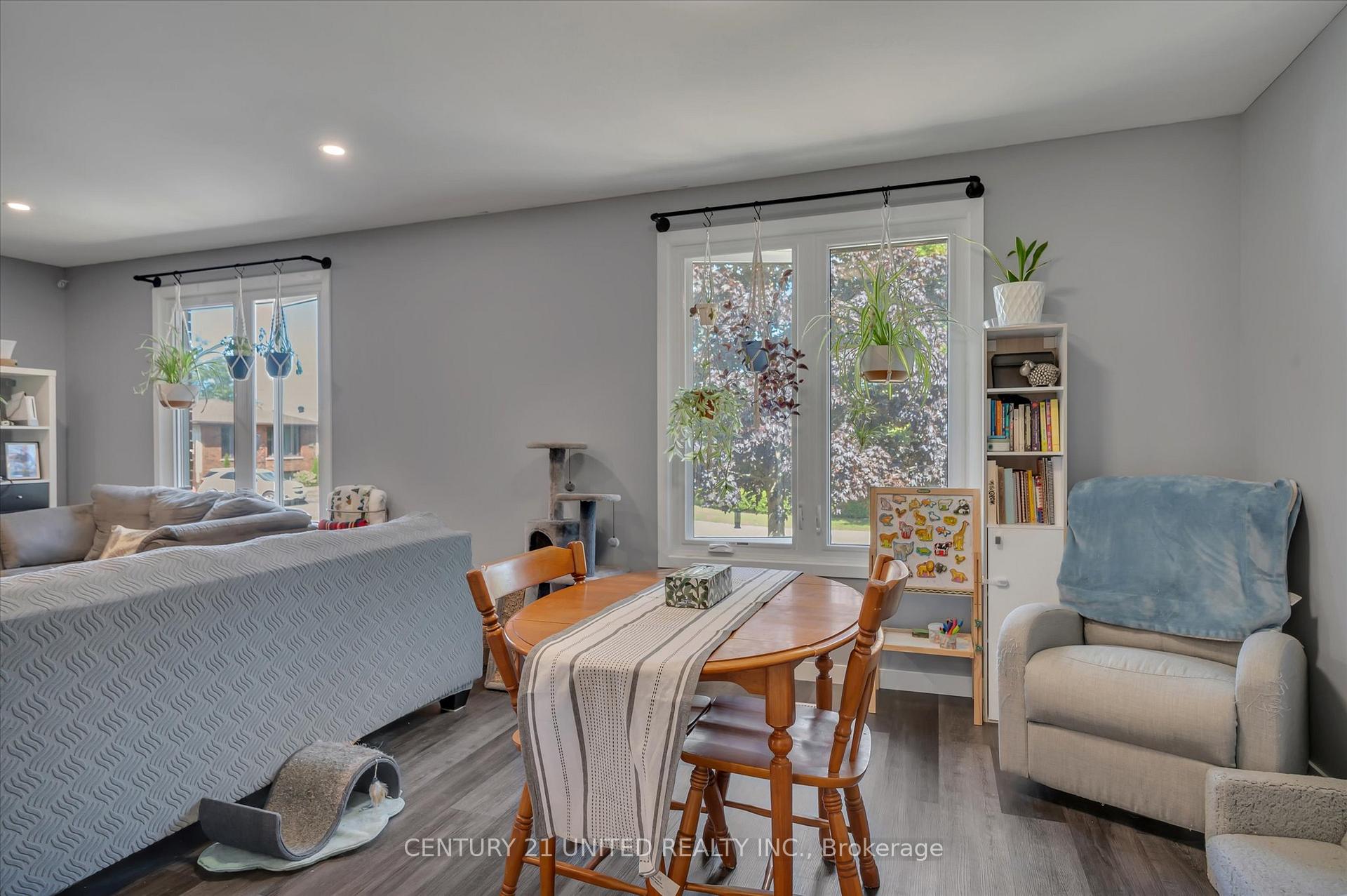 Photo 11 of 561 Barnes Crescent, Peterborough, Otonabee Ward 1 — HOMEH