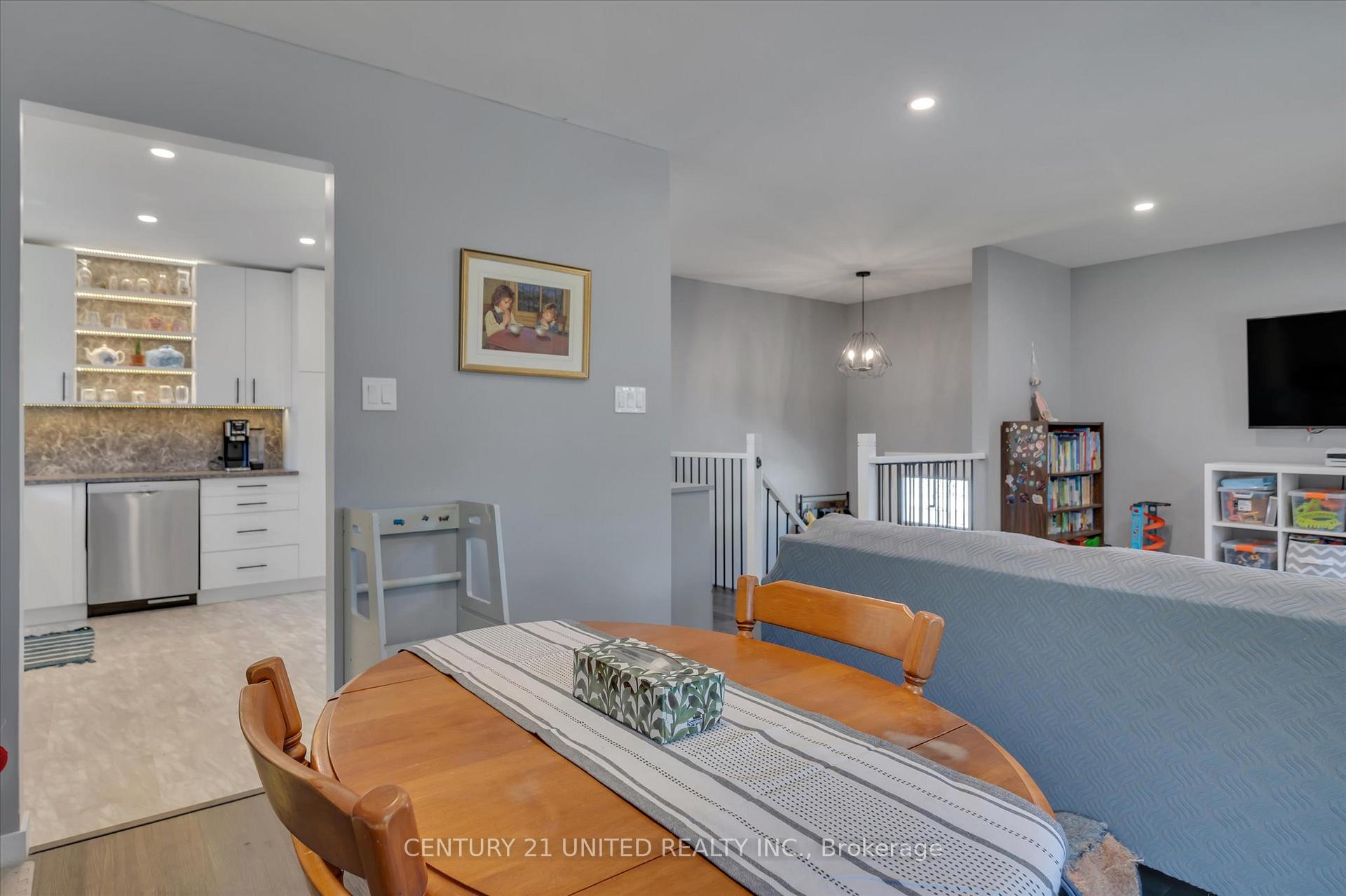 Photo 12 of 561 Barnes Crescent, Peterborough, Otonabee Ward 1 — HOMEH