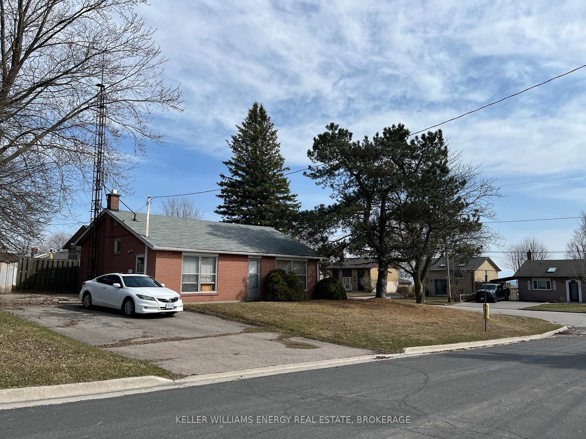Front of 1543 Lakefield Street