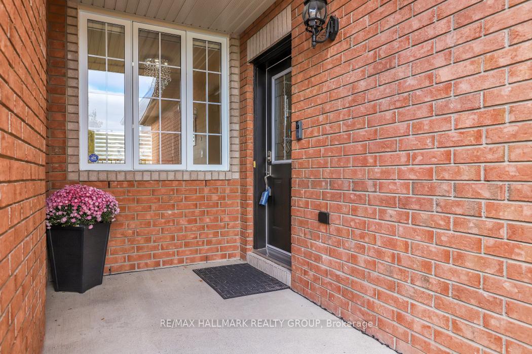 Photo 3 of 1072 Brasseur Crescent, Ottawa, Fallingbrook/Gardenway South — HOMEH