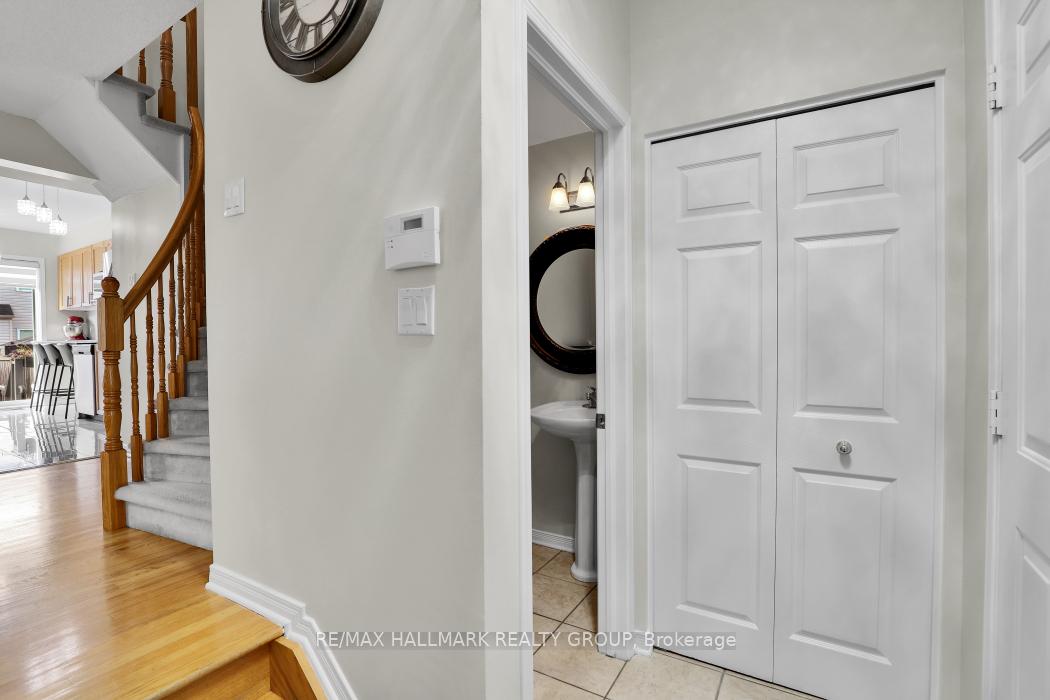 Photo 4 of 1072 Brasseur Crescent, Ottawa, Fallingbrook/Gardenway South — HOMEH