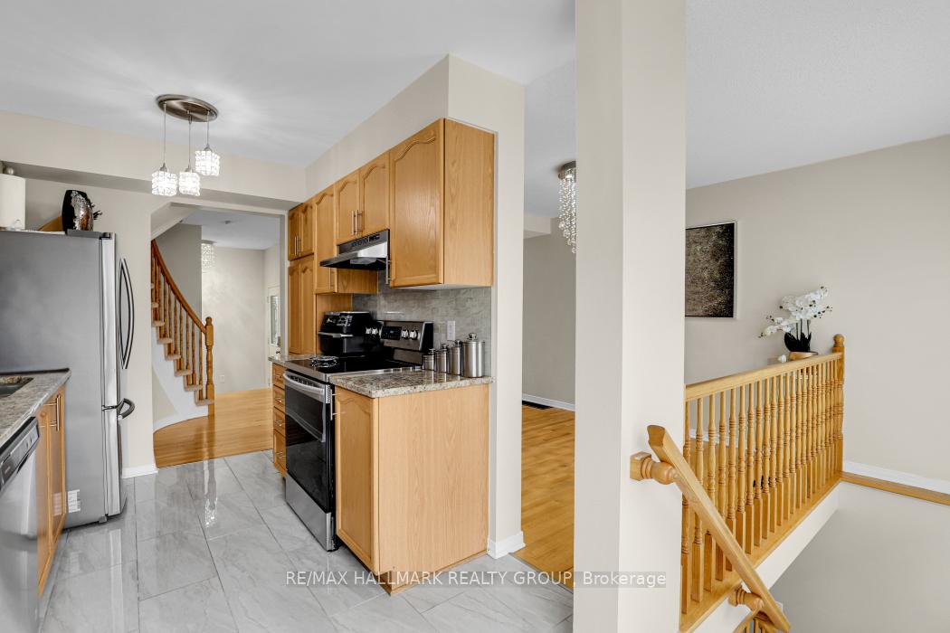 Photo 10 of 1072 Brasseur Crescent, Ottawa, Fallingbrook/Gardenway South — HOMEH