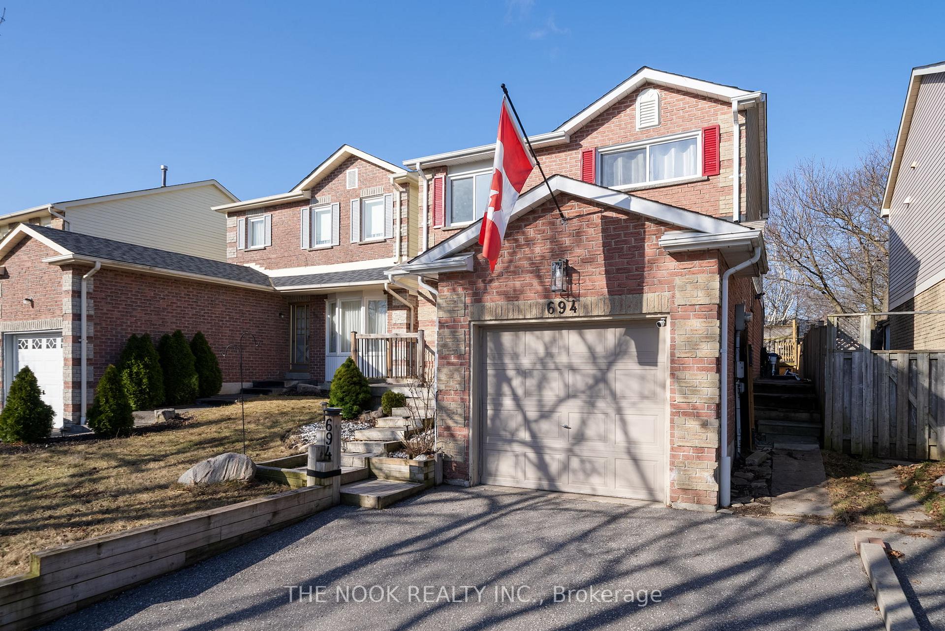 Photo 2 of 694 Sugar Maple Crescent, Whitby, Williamsburg — HOMEH