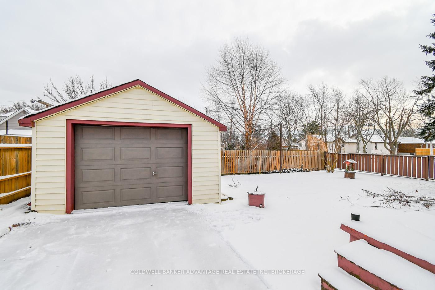 Photo 3 of 121 St. Augustine Avenue, Welland, Broadway — HOMEH