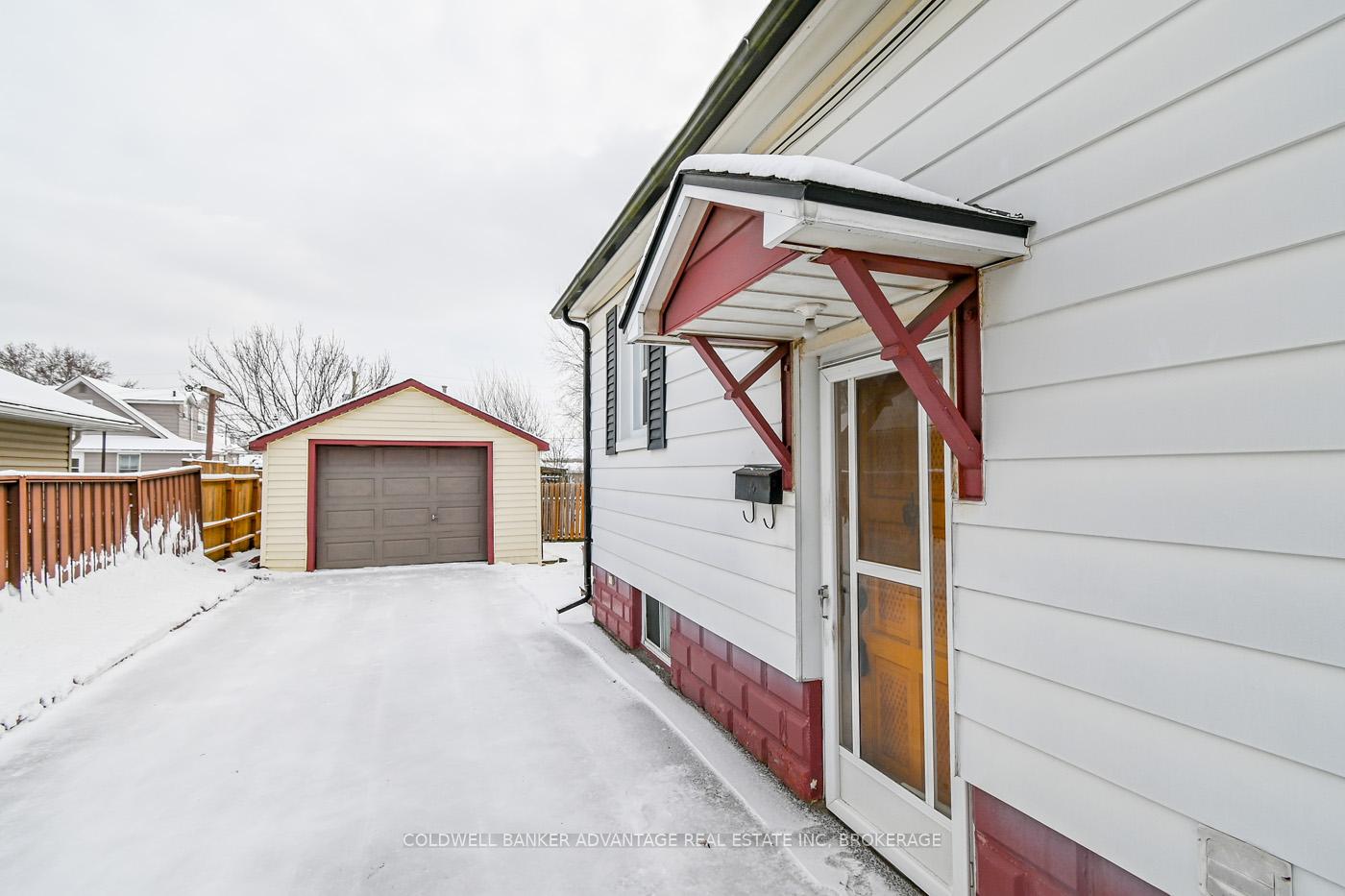 Photo 4 of 121 St. Augustine Avenue, Welland, Broadway — HOMEH