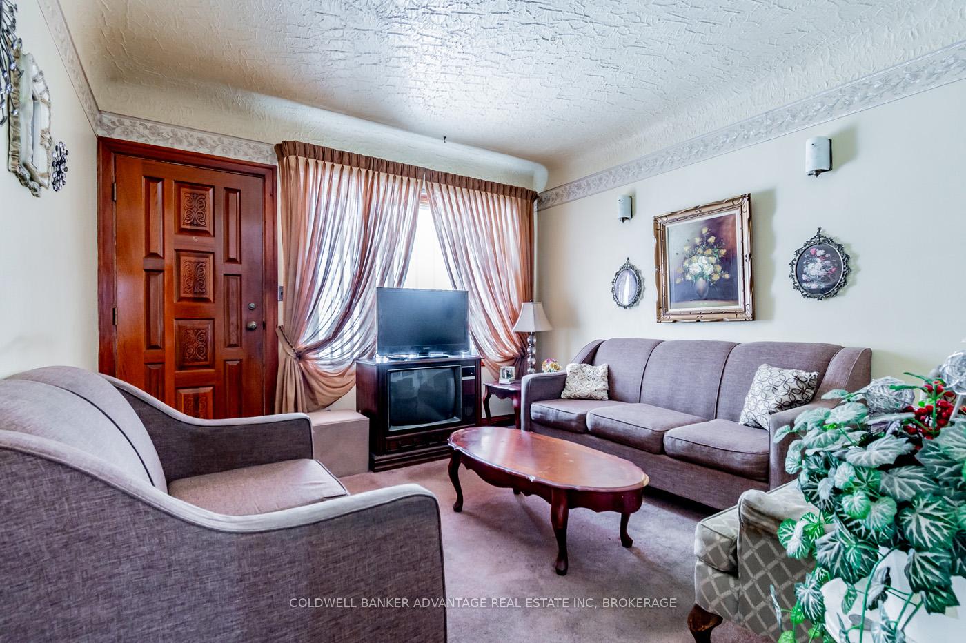 Photo 5 of 121 St. Augustine Avenue, Welland, Broadway — HOMEH