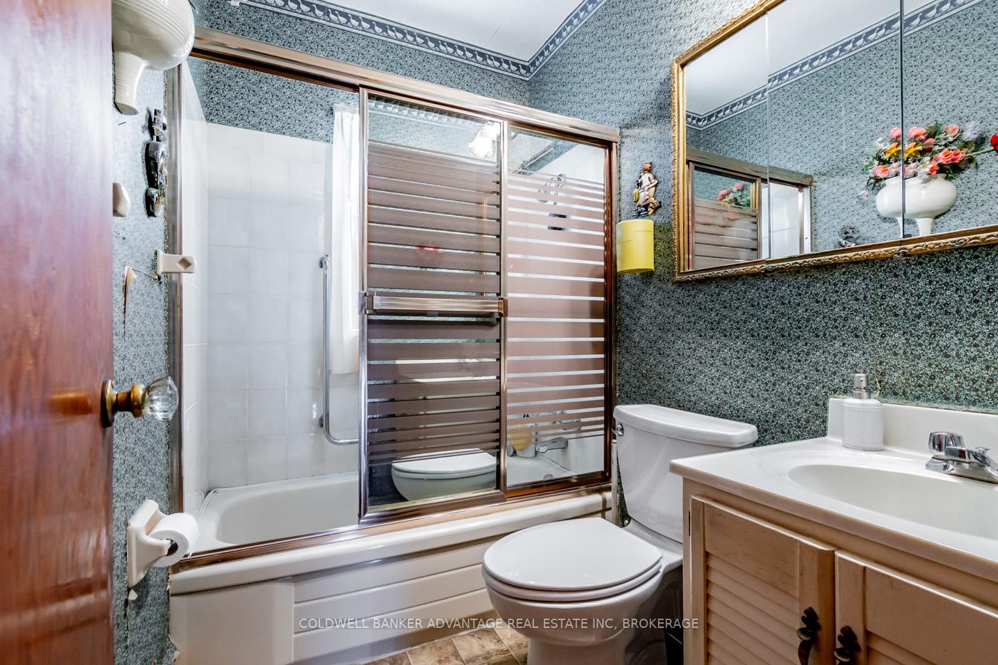 Photo 13 of 121 St. Augustine Avenue, Welland, Broadway — HOMEH