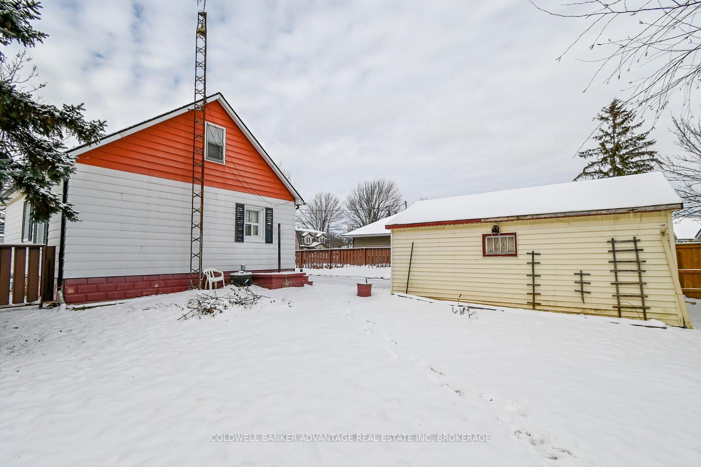 Photo 19 of 121 St. Augustine Avenue, Welland, Broadway — HOMEH