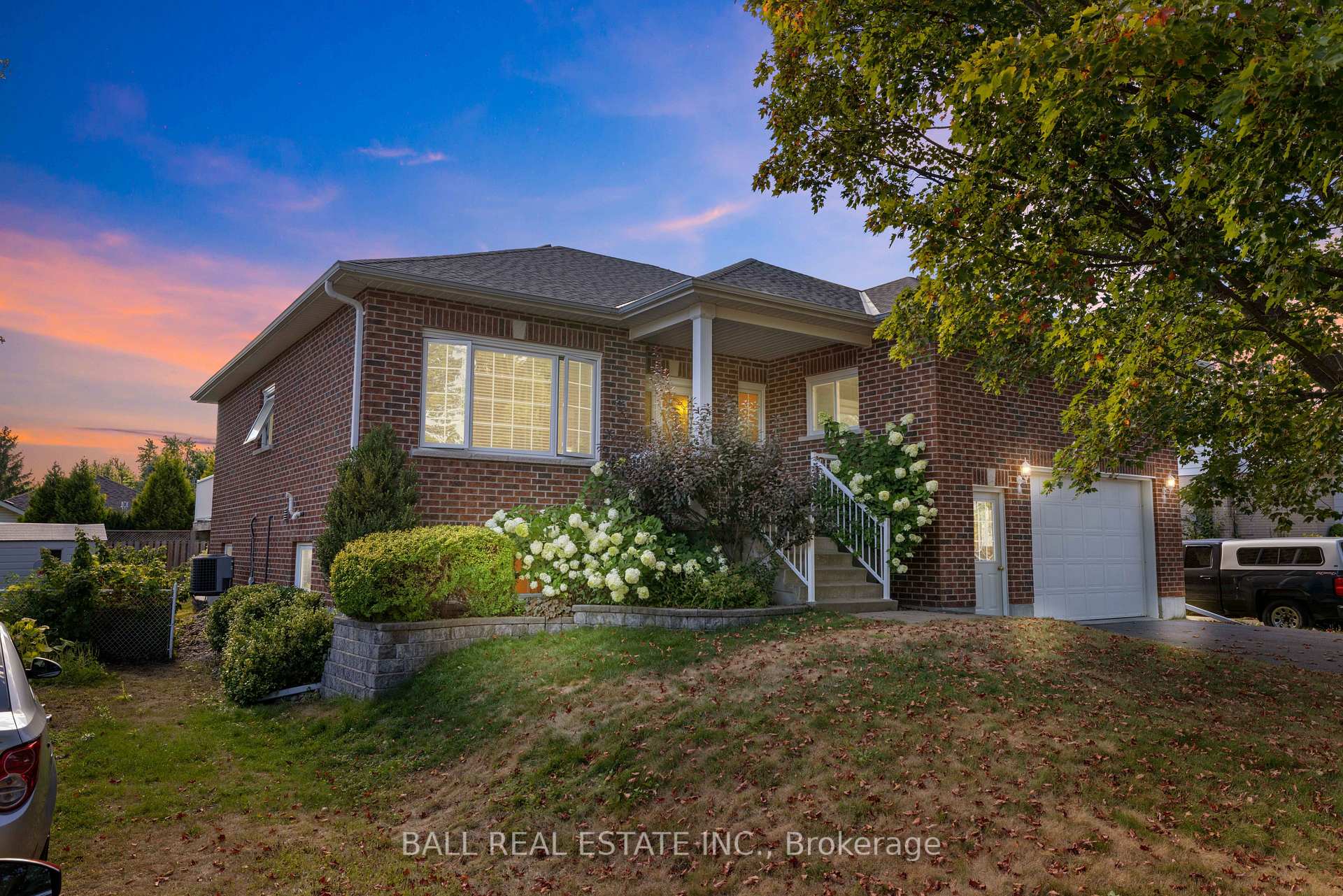 Photo 2 of 773 Pinewood Drive, Peterborough, Otonabee Ward 1 — HOMEH