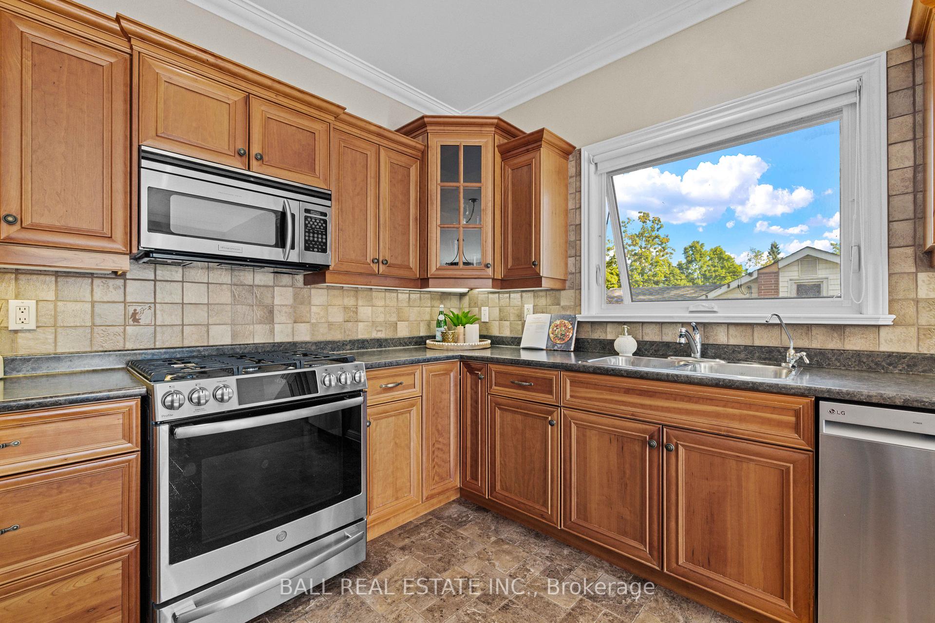 Photo 9 of 773 Pinewood Drive, Peterborough, Otonabee Ward 1 — HOMEH