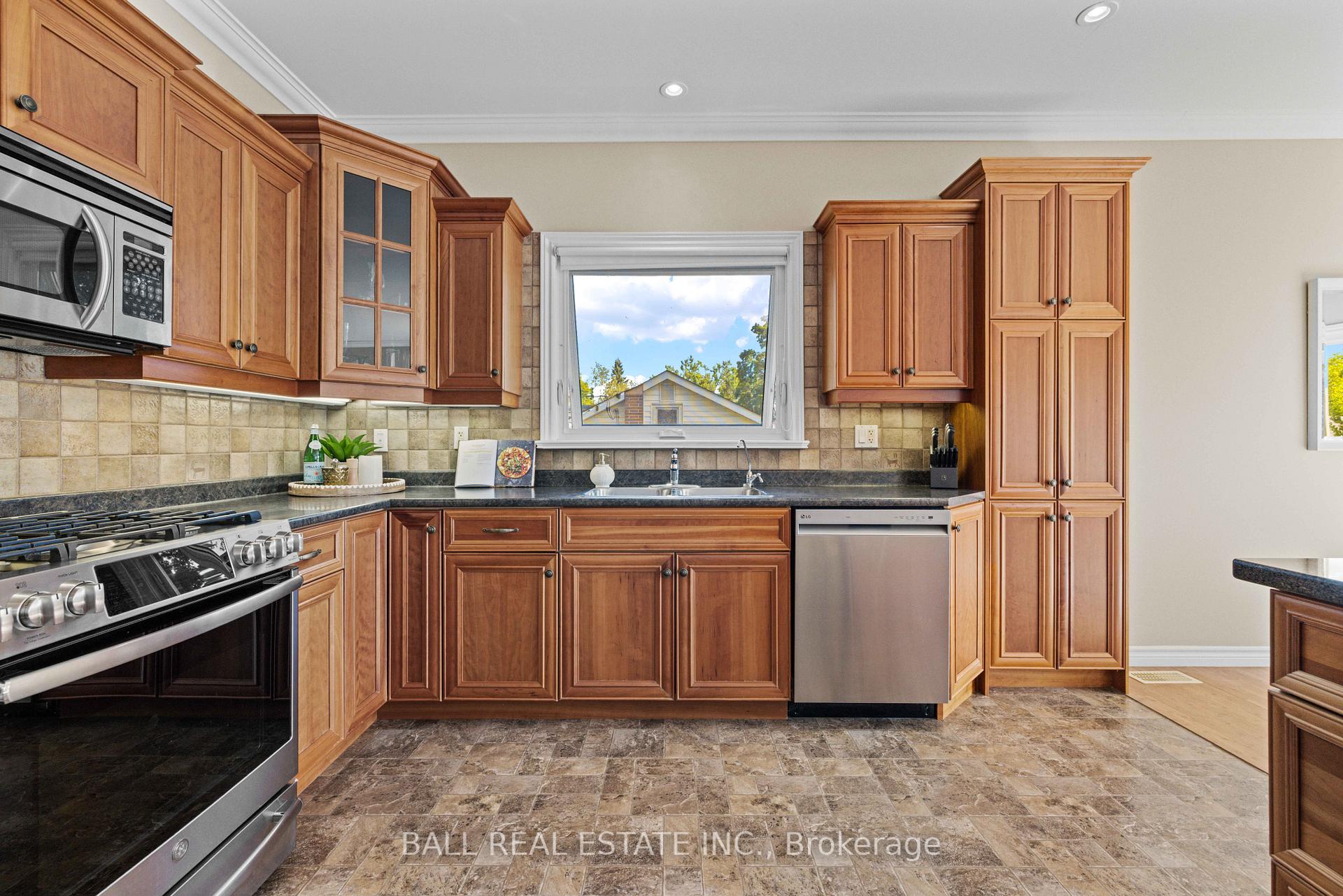 Photo 10 of 773 Pinewood Drive, Peterborough, Otonabee Ward 1 — HOMEH