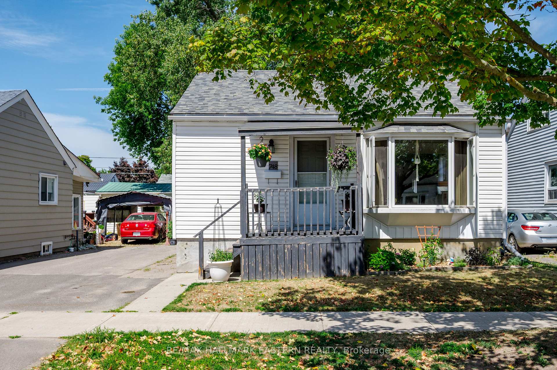 Front of 748 New Romaine Street