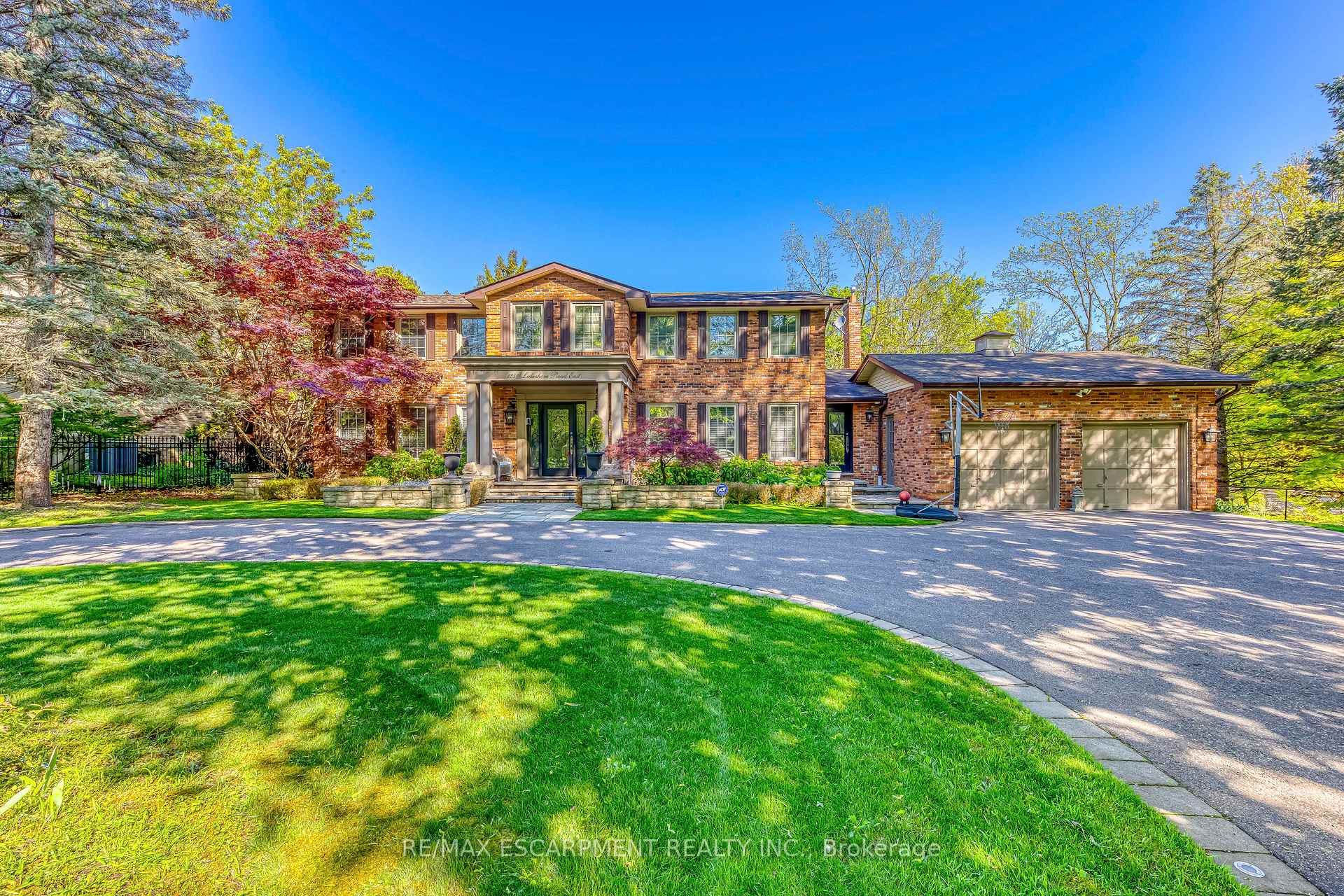 Front of 1251 Lakeshore Road E