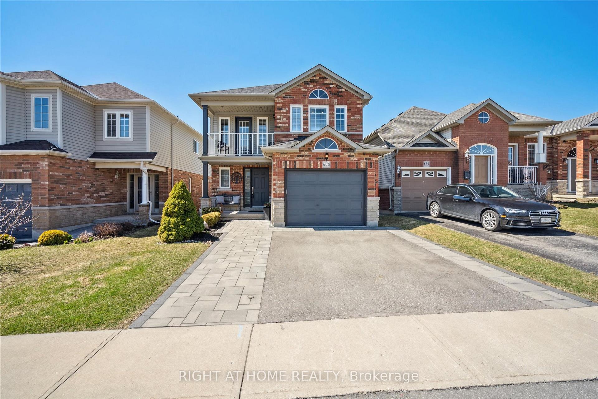 Photo 2 of 668 Blythwood Square, Oshawa, Samac — HOMEH